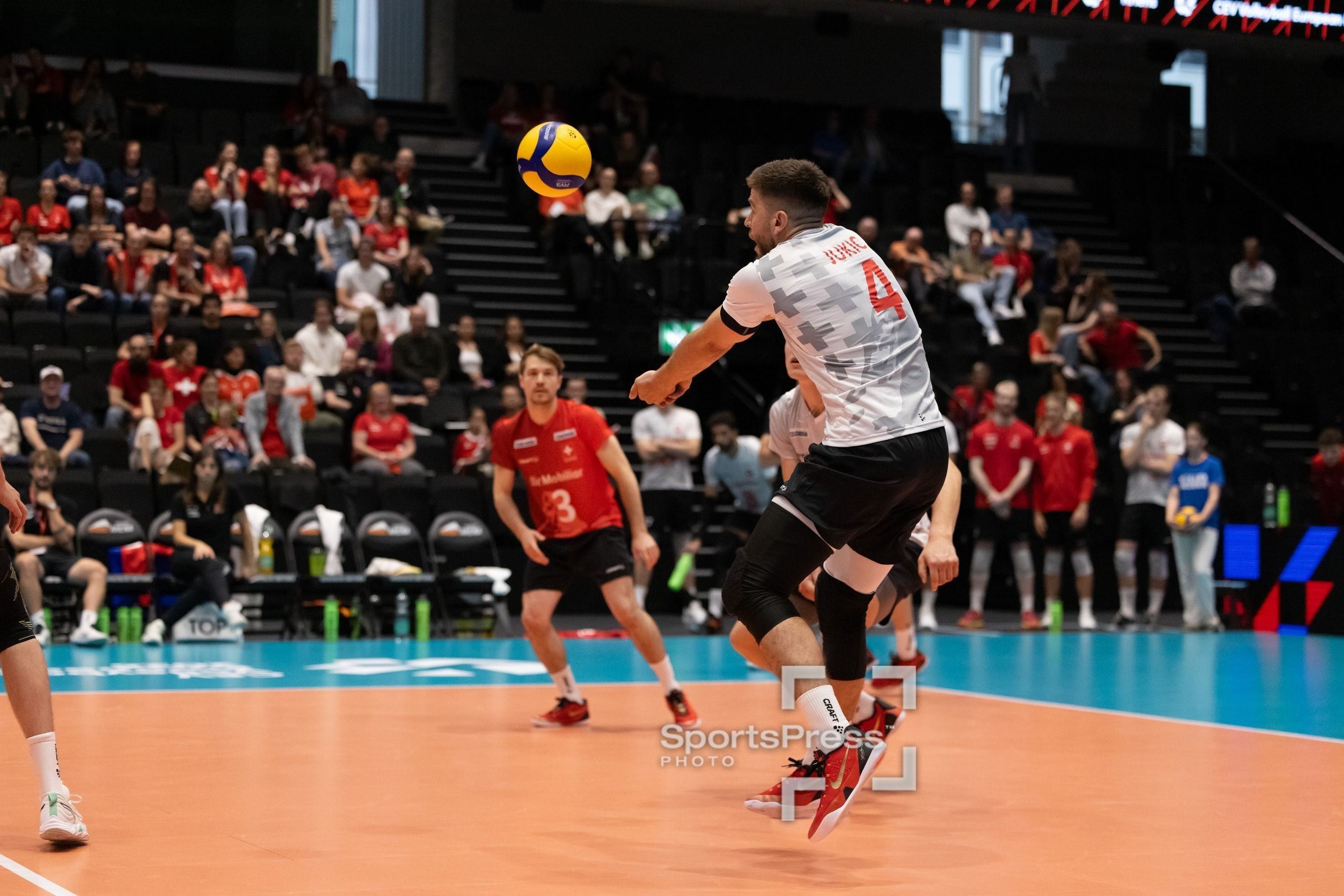 Bruno Jukic von der Schweiz in der Feldabwehr, beim Spiel der CEV Volleyball European League gegen Luxemburg in der Pilatus Arena in Kriens.
