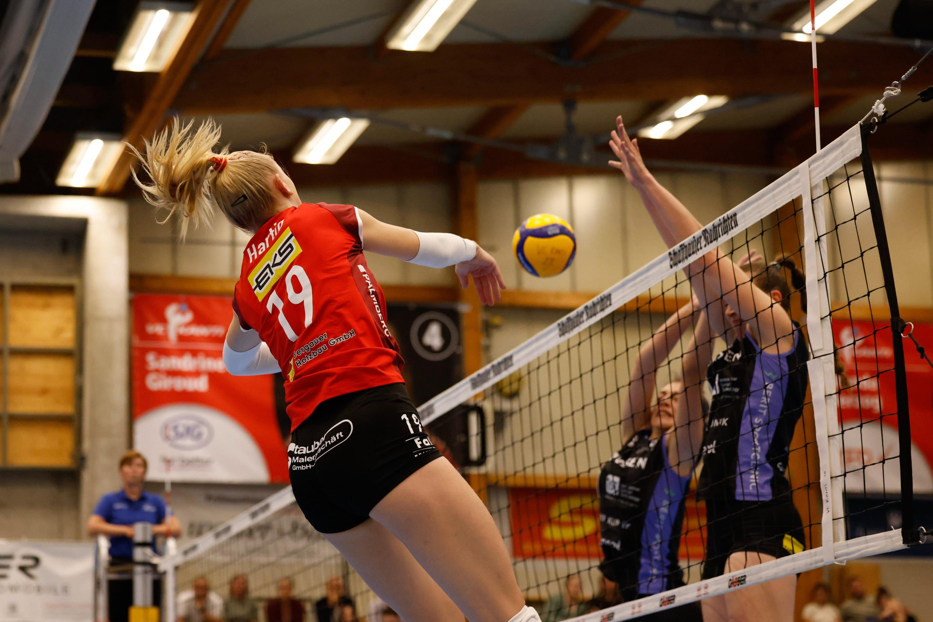 Anna Hartig vom VC Kanti Schaffhausen greift gegen den Block von Raiffeisen Volley Toggenburg an, in der BBC Arena in Schaffhausen.