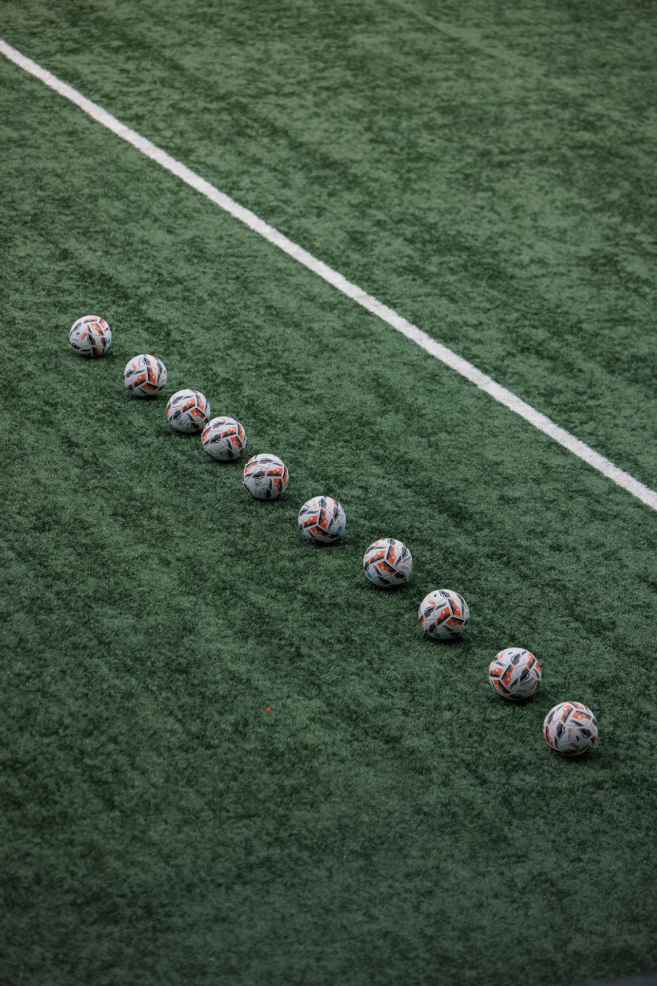 Die Bälle des SV Schaffhausen liegen zum Warmup bereit
