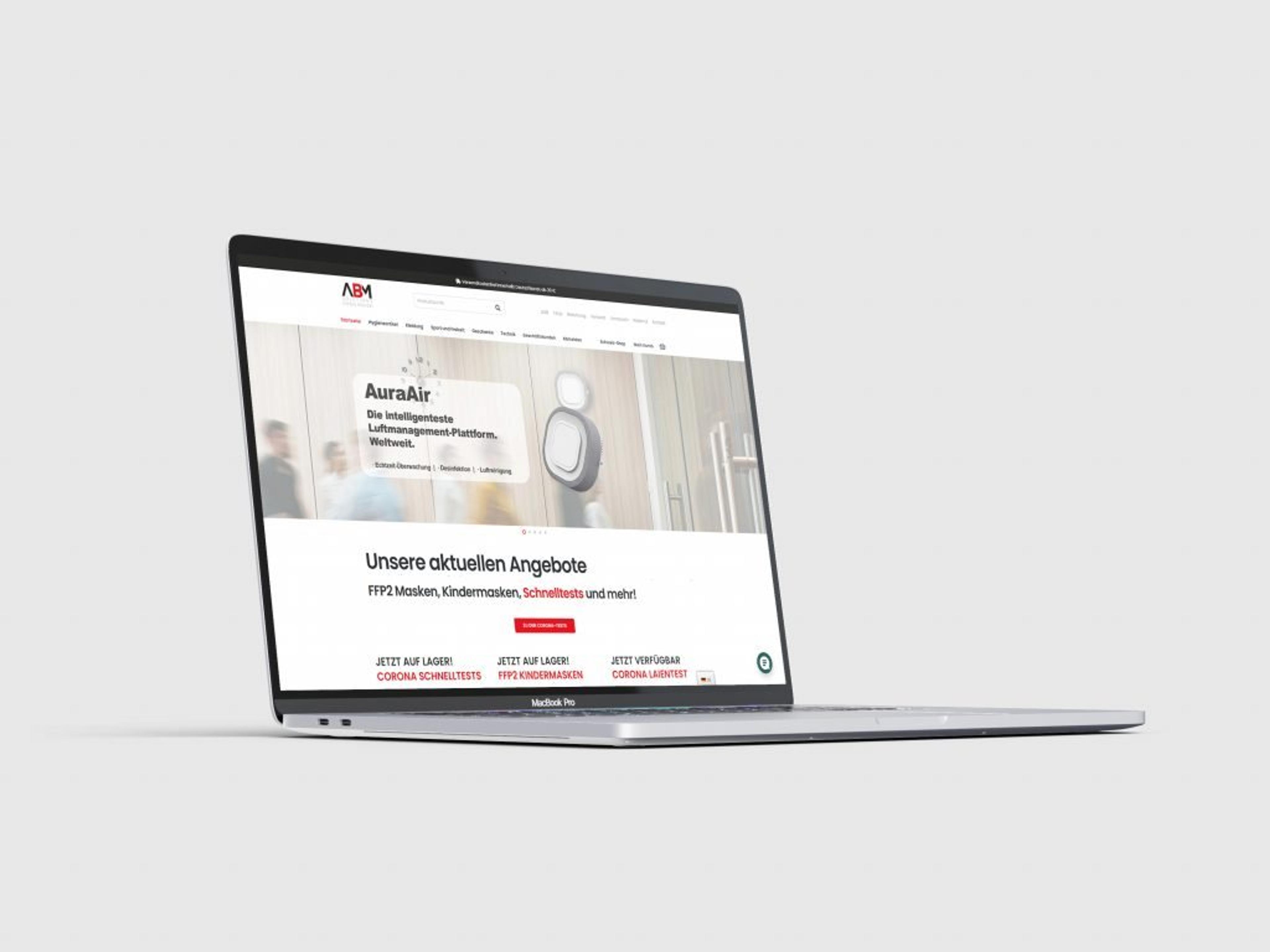 Laptop-Mockup der Startseite des ABM-Onlineshops mit Angeboten für Hygiene- und Gesundheitsprodukte.