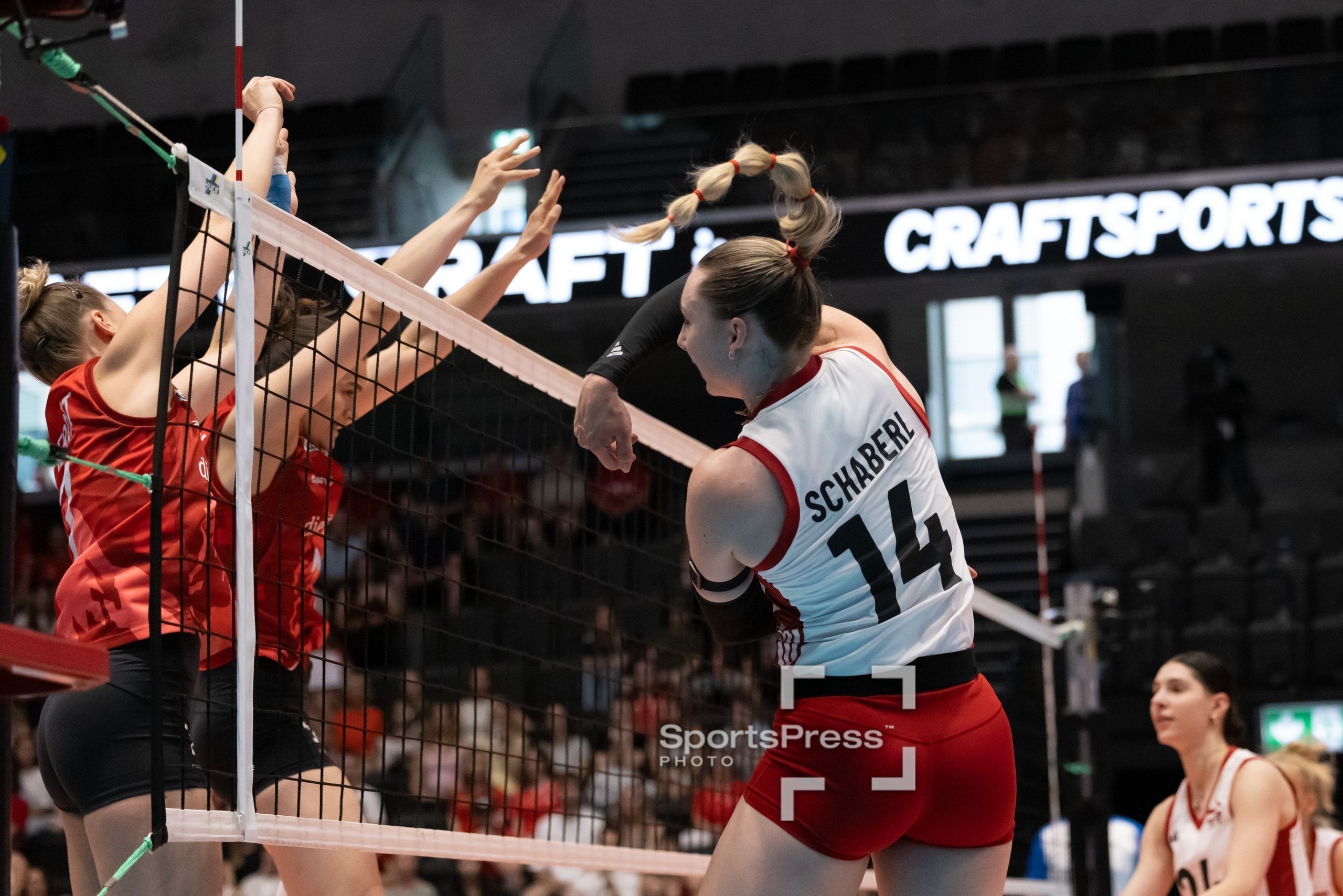 Kora Schaberl von Österreich greift gegen den Doppelblock von Méline Pierret und Alix De Micheli aus der Schweiz an, in der Pilatus Arena in Kriens.