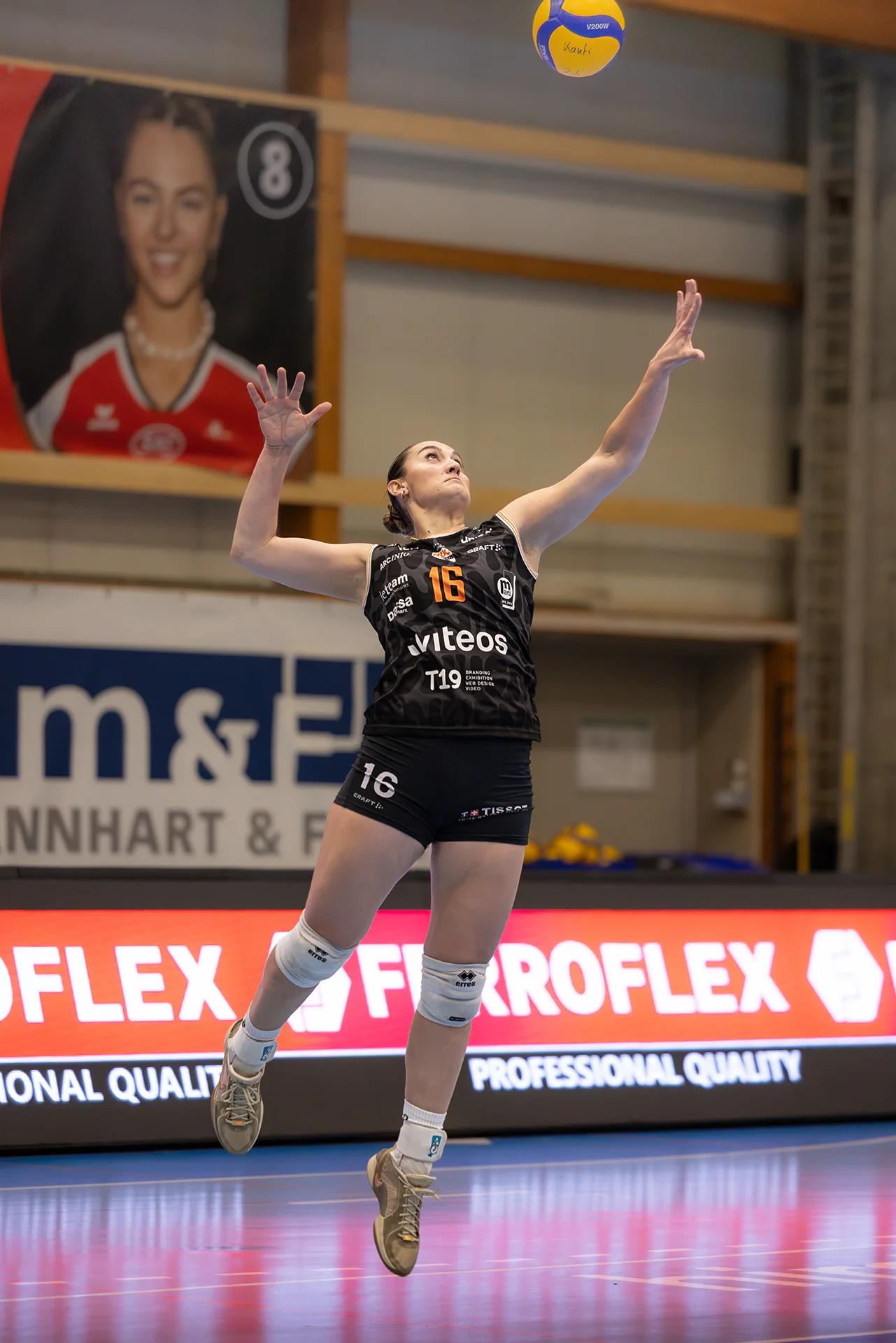 Brigitta Petrenkó (VC Kanti Schaffhausen) im Zuspiel, NLA-Frauen-Spiel gegen Viteos NUC.