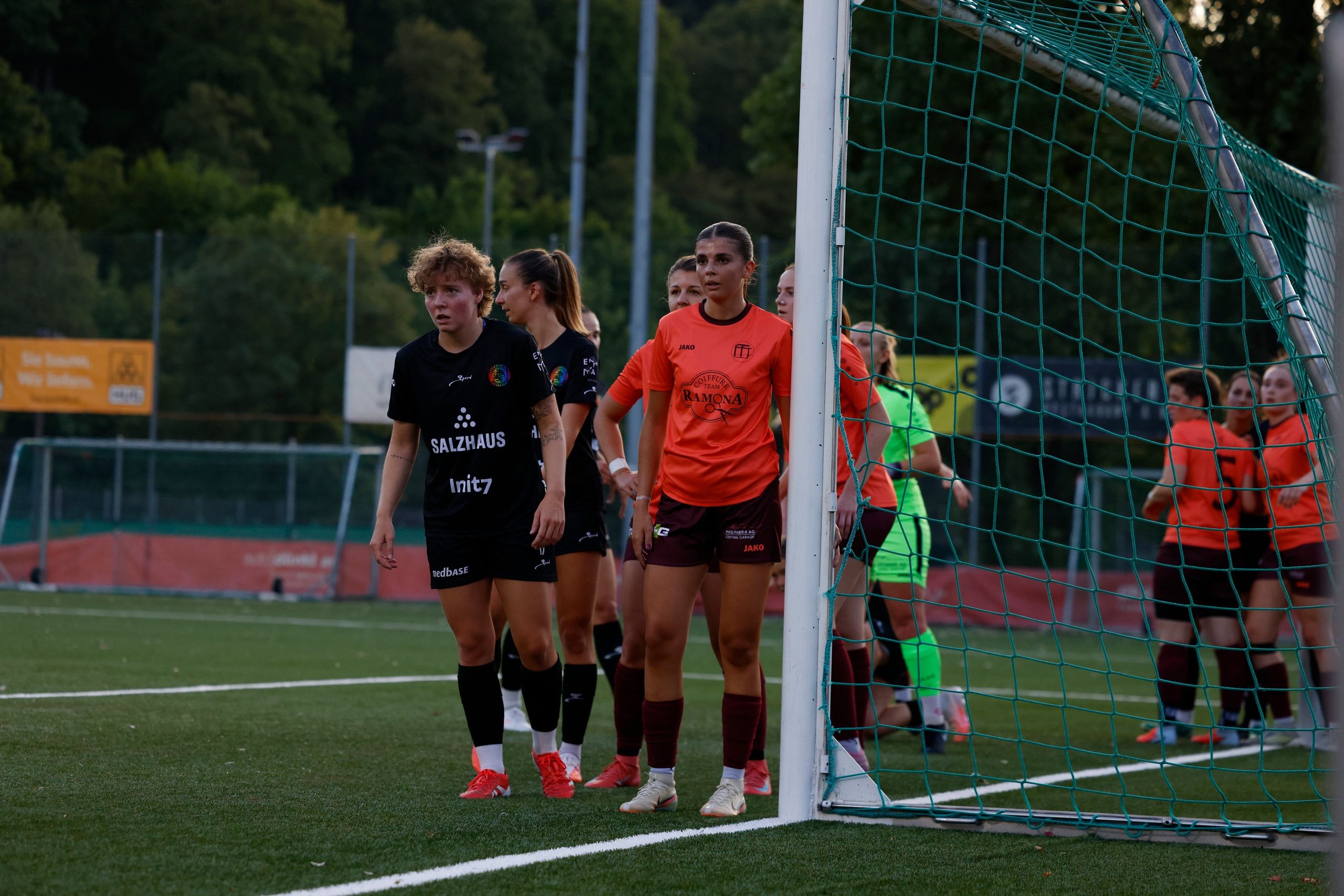 Fabienne Brändle von FF Toggenburg und Kaya Lindegger vom FC Winterthur im Zweikampf, beim Vorbereitungsspiel im Stadion Schützenwiese.