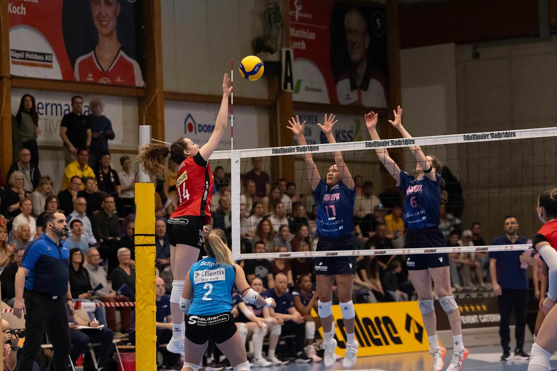 Josipa Marković (VC Kanti Schaffhausen) im Außenangriff, NLA-Playoff-Halbfinale gegen Sm'Aesch Pfeffingen.