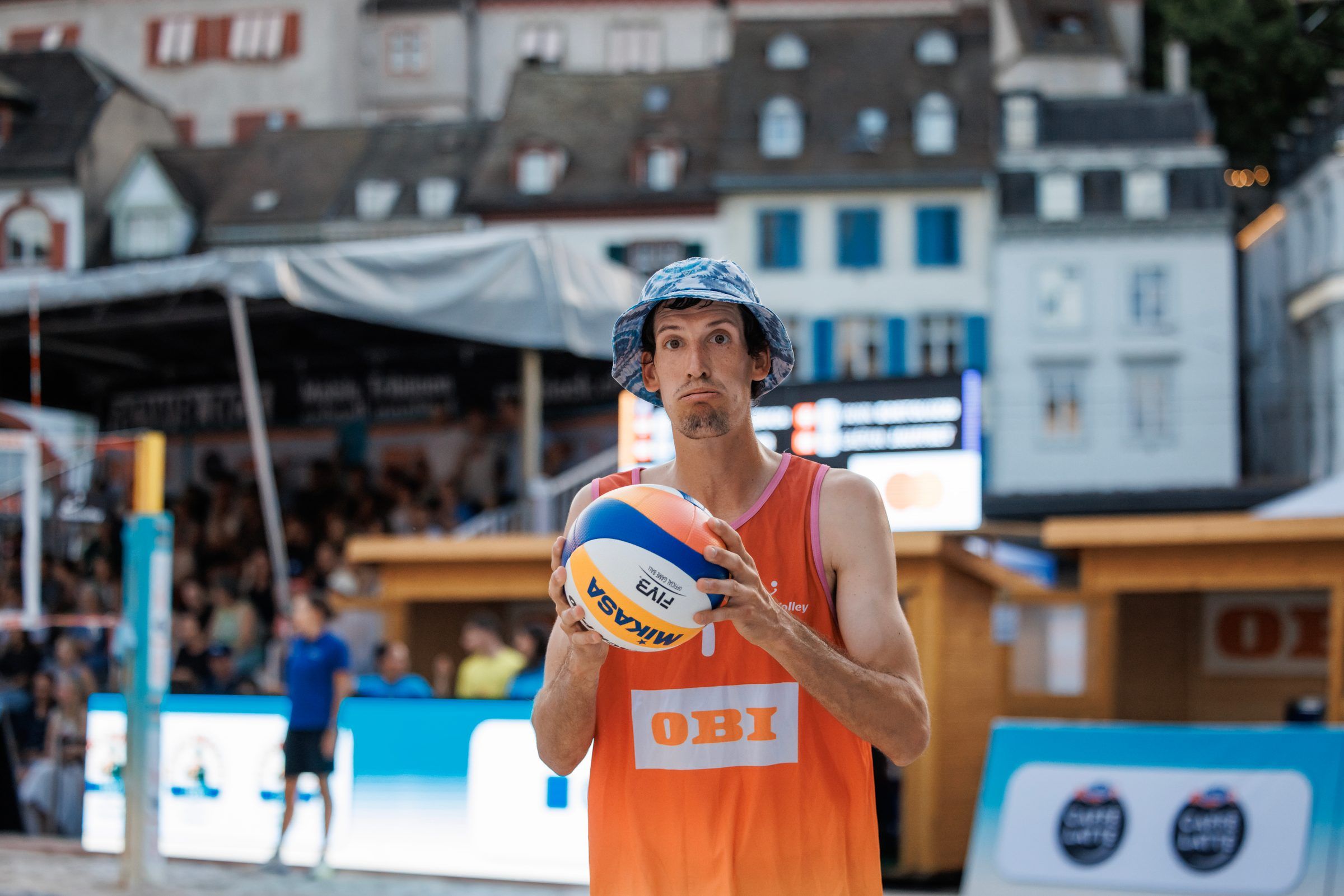 Simon Hagenbuch bereitet den Aufschlag vor, im Spiel Hagenbuch/Haussener gegen Bortoluzzi/Jauffret bei der OBI Beach Tour 2026 in Basel.