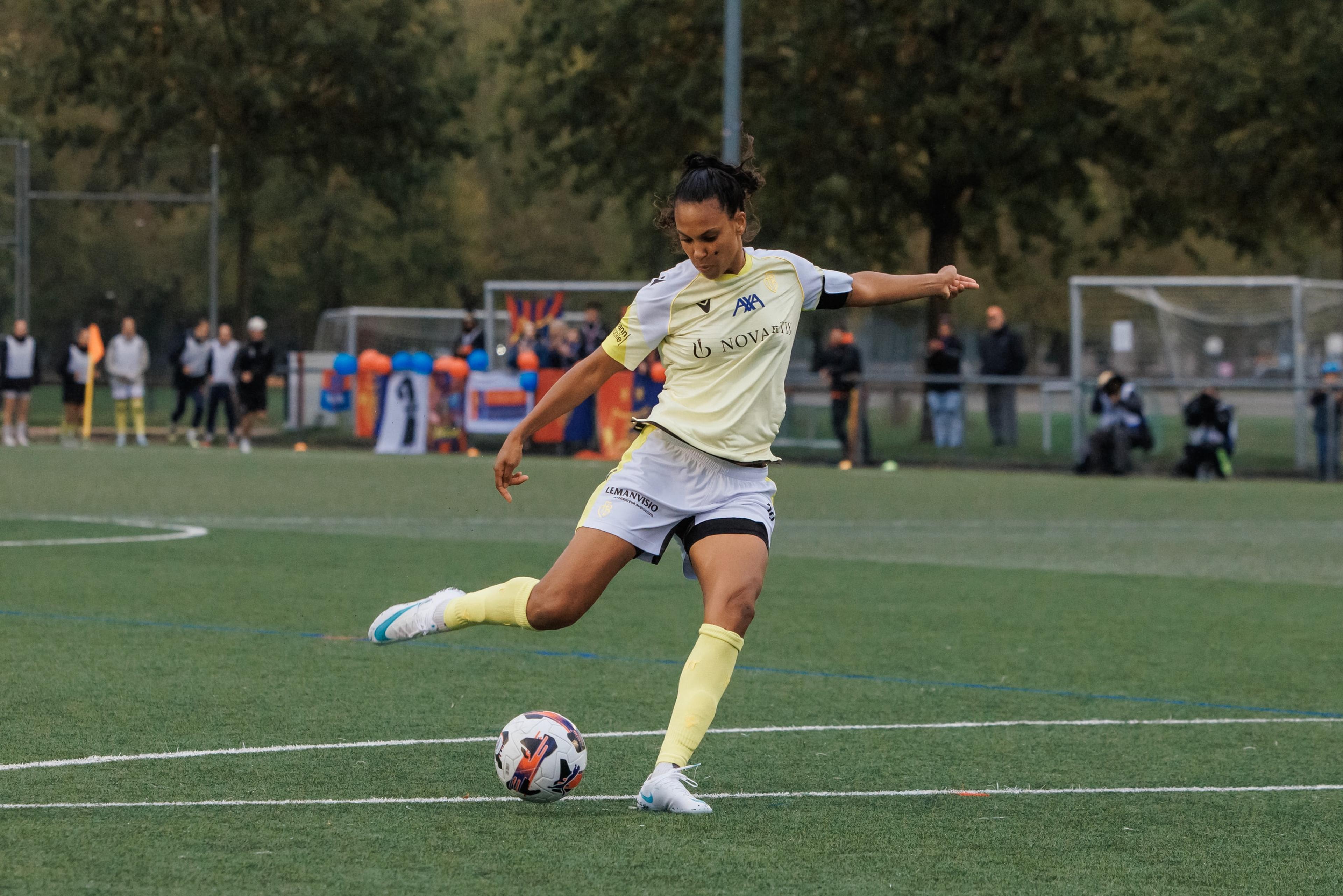 Coumba Sow vom FC Basel 1893 holt zum Schuss aus, beim Spiel gegen die FC Aarau Frauen auf der Sportanlage Schachen in Aarau.