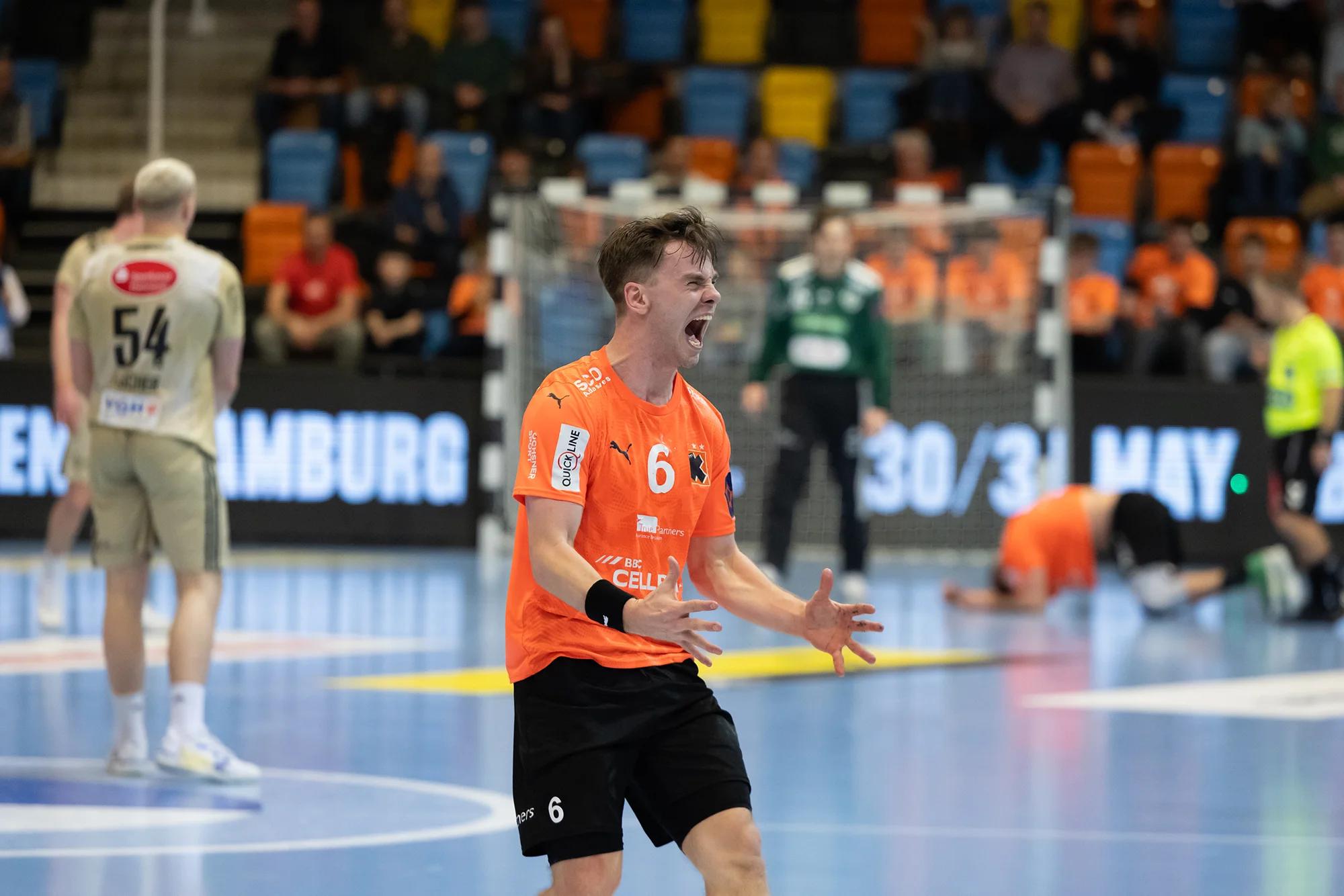 Odinn Rikhardsson (Kadetten Schaffhausen) am rechten Flügel, EHF-European-League-Spiel gegen TSV Hannover-Burgdorf.
