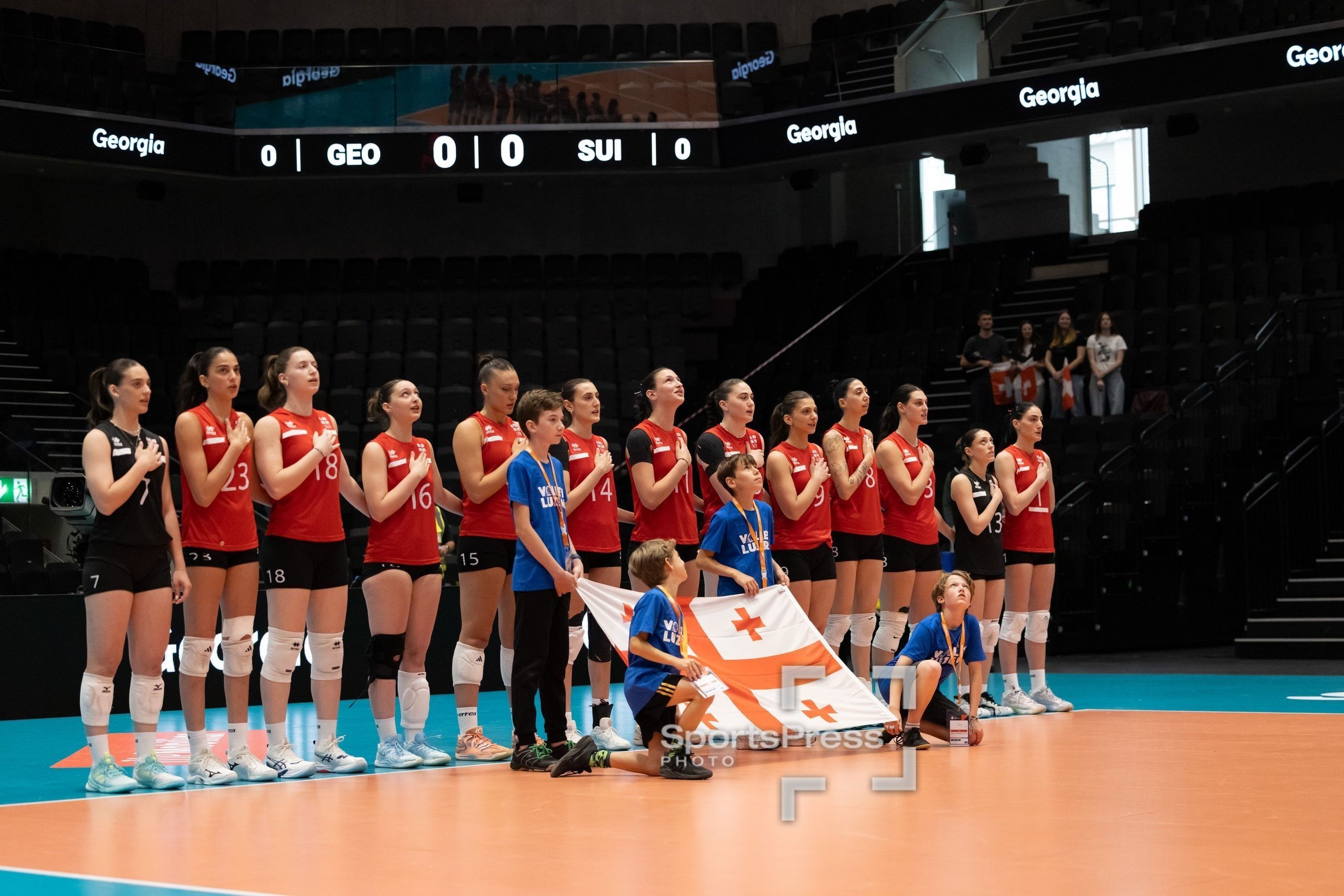 Das georgische Nationalteam bei der Hymne, vor dem Spiel der CEV Volleyball European League gegen die Schweiz in der Pilatus Arena in Kriens.