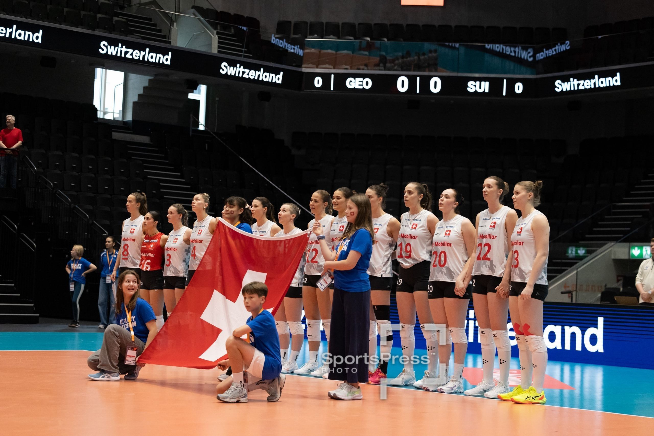 Das Schweizer Nationalteam bei der Hymne, vor dem Spiel der CEV Volleyball European League gegen Georgien in der Pilatus Arena in Kriens.