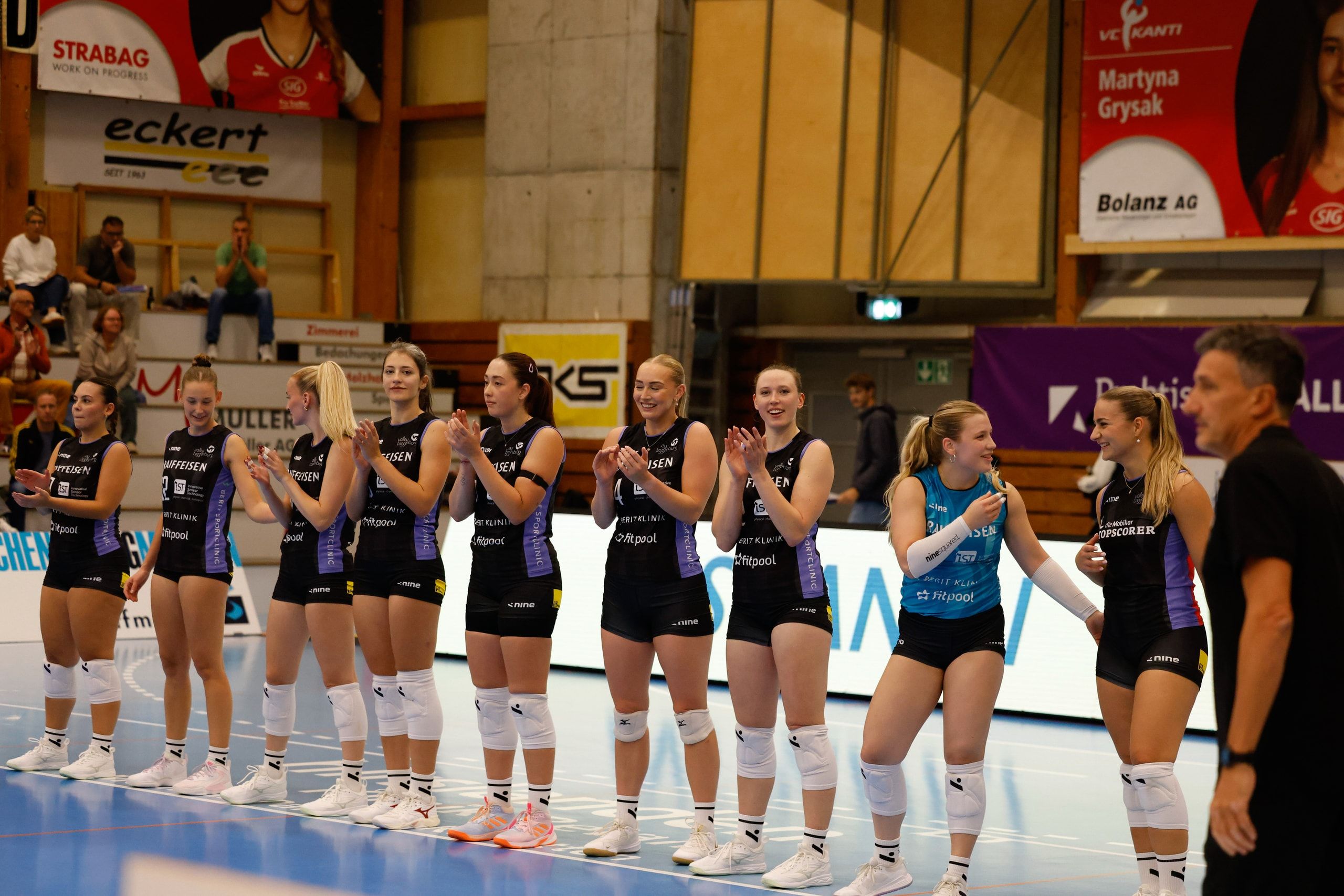 Das Team von Raiffeisen Volley Toggenburg bei der Vorstellung vor dem Spiel gegen den VC Kanti Schaffhausen in der BBC Arena in Schaffhausen.
