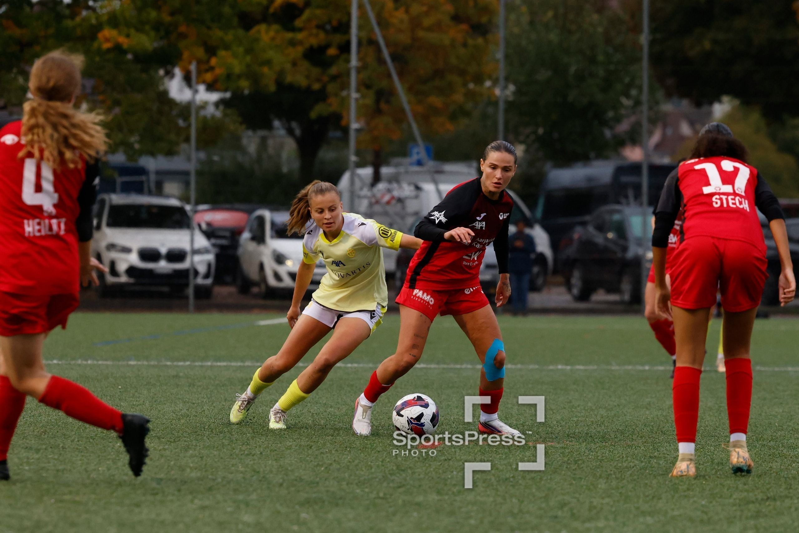 Vanesa Hoti von den FC Aarau Frauen im Duell mit Krystyna Flis vom FC Basel 1893 auf der Sportanlage Schachen in Aarau.