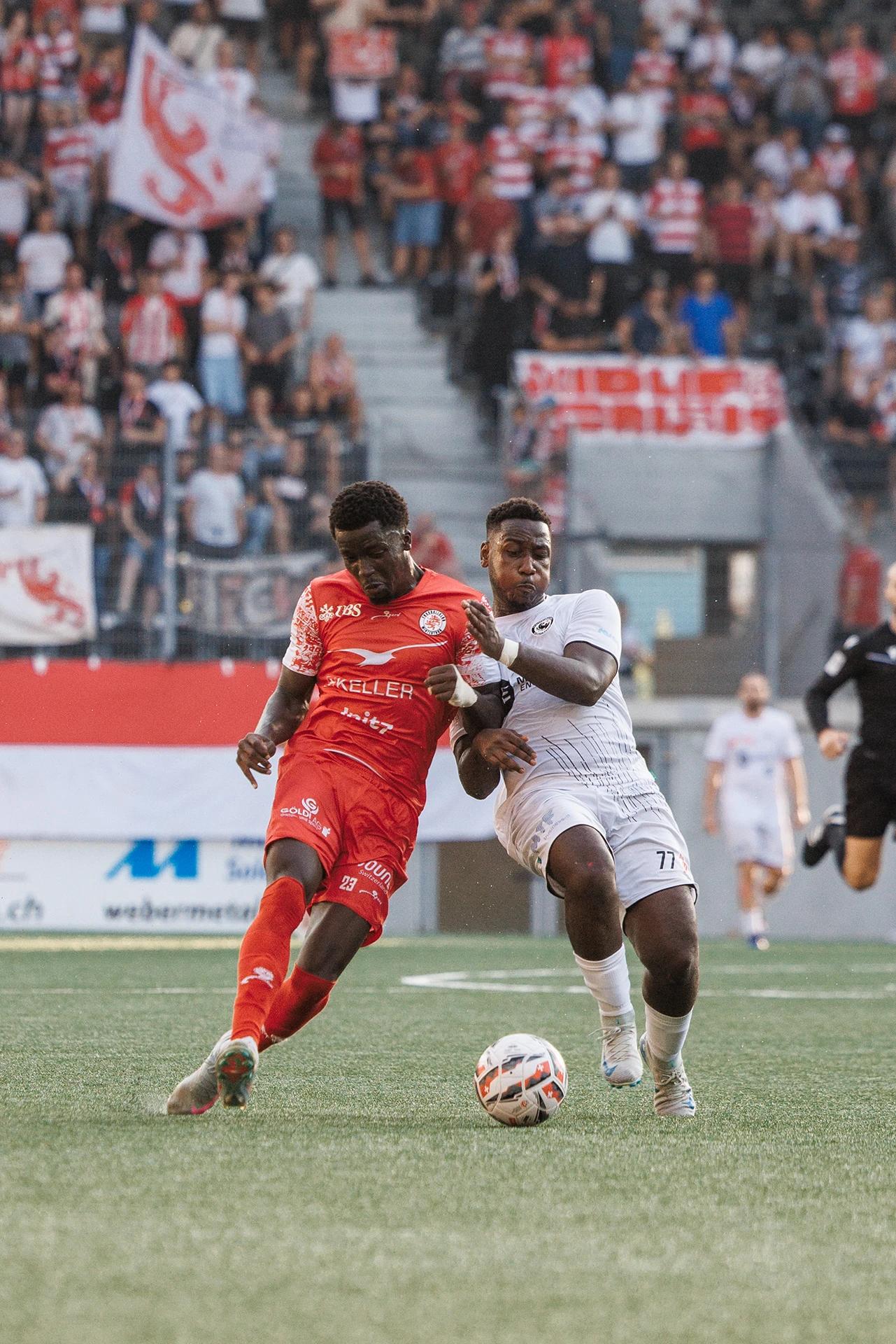 Thomas Kargbo im engen Zweikampf Schweizer Cup SV Schaffhausen FC Winterthur