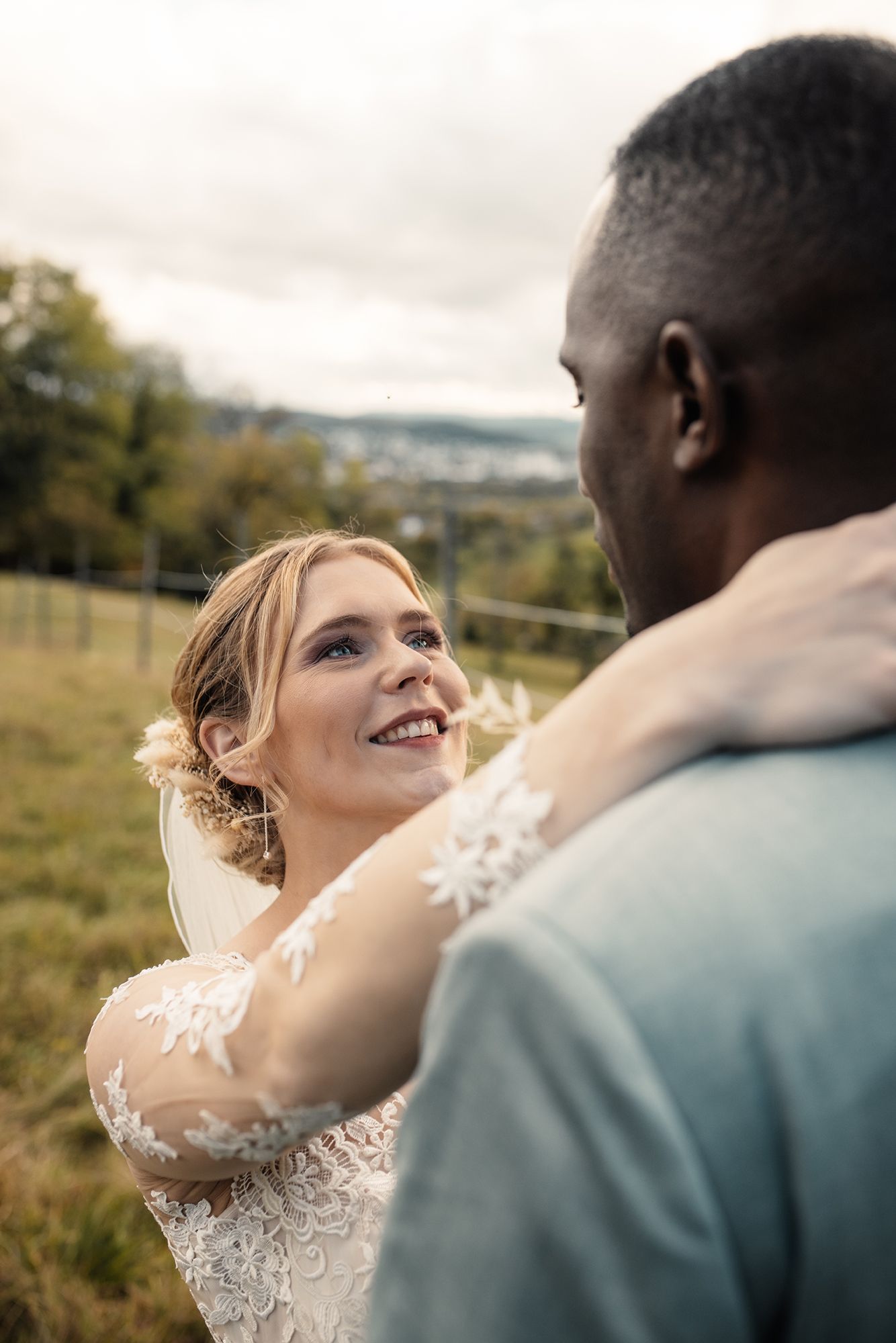 Katharina und Ali in inniger Umarmung beim Paarshooting im Herbstlicht