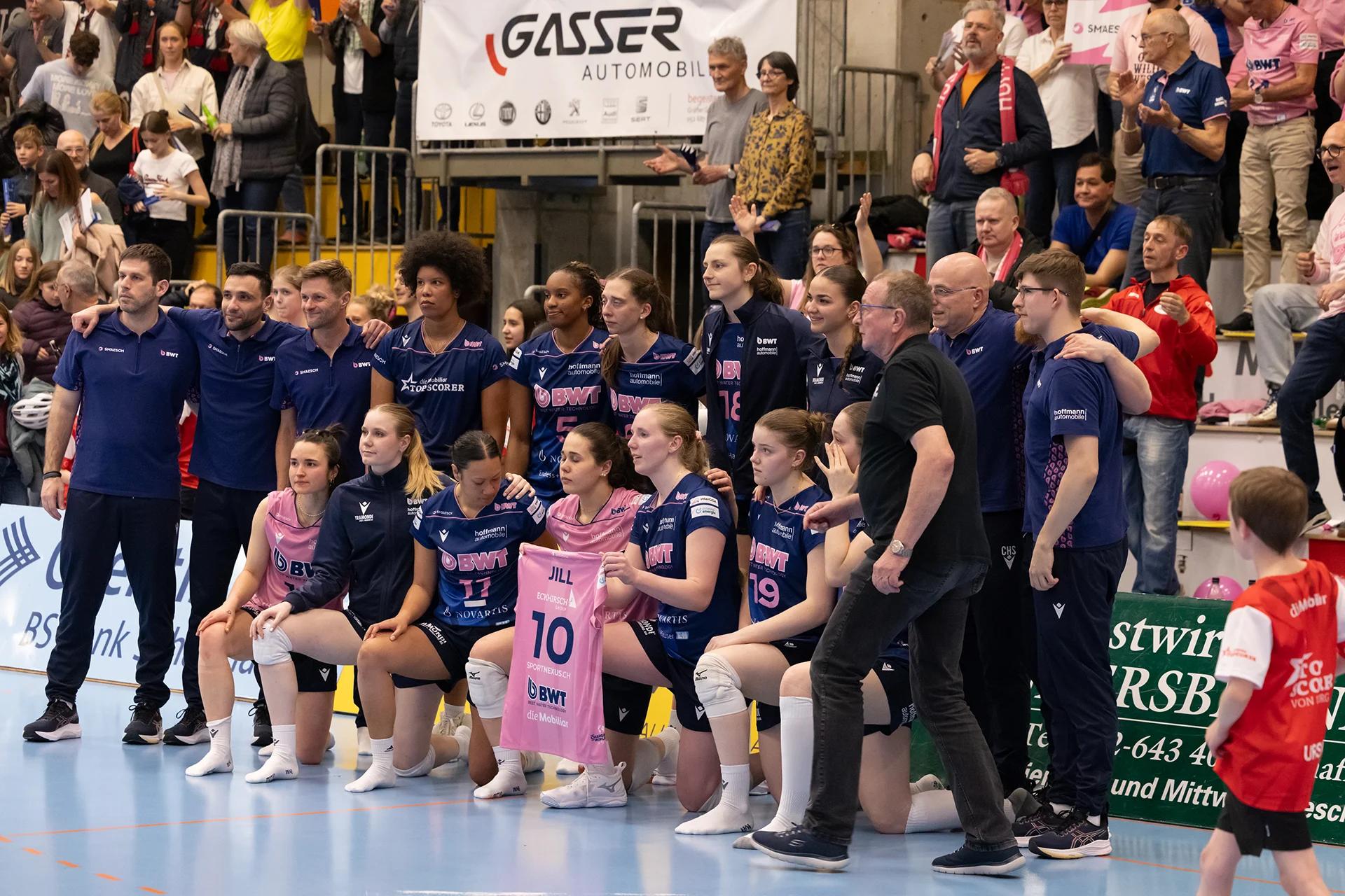 Teamfoto Sm'Aesch Pfeffingen beim NLA-Playoff-Halbfinale VC Kanti Schaffhausen gegen Sm'Aesch Pfeffingen.
