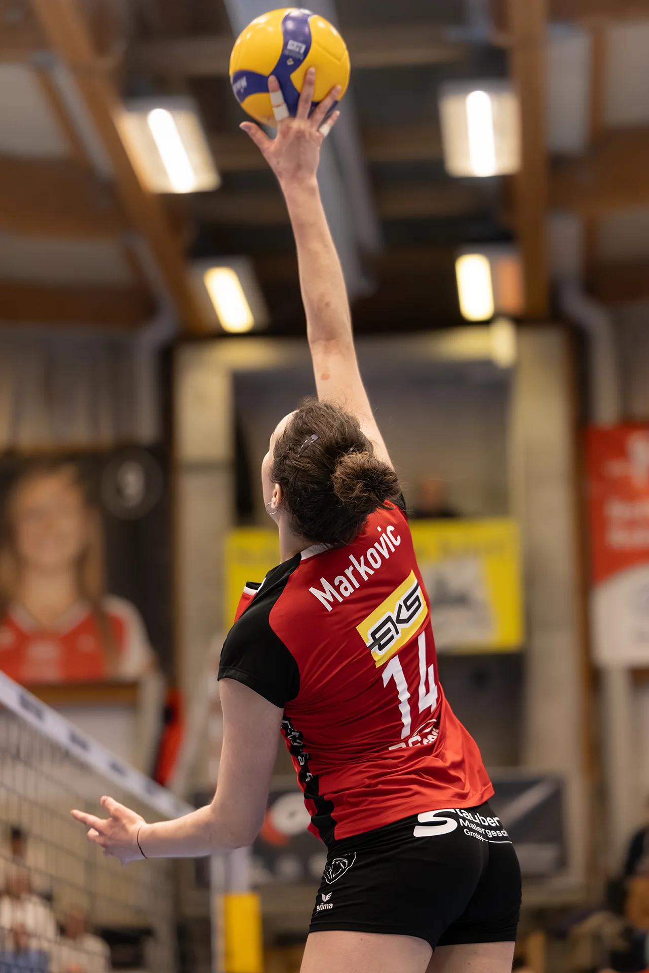 Josipa Marković (VC Kanti Schaffhausen) im Außenangriff, NLA-Frauen-Spiel gegen Viteos NUC.