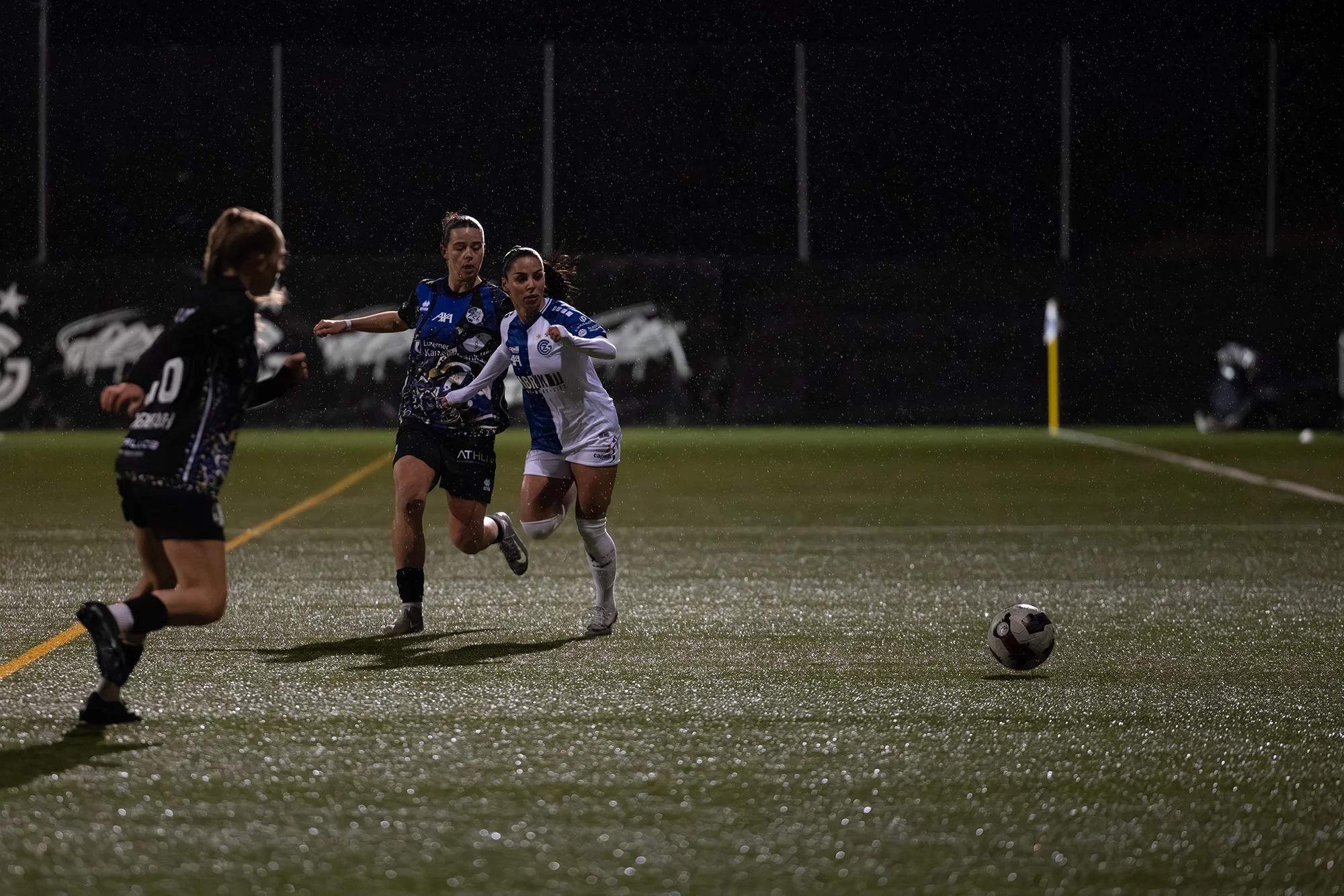 Qëndresa Krasniqi (GC Zürich) im Mittelfeld, AXA-Women’s-Super-League-Spiel gegen FC Luzern.