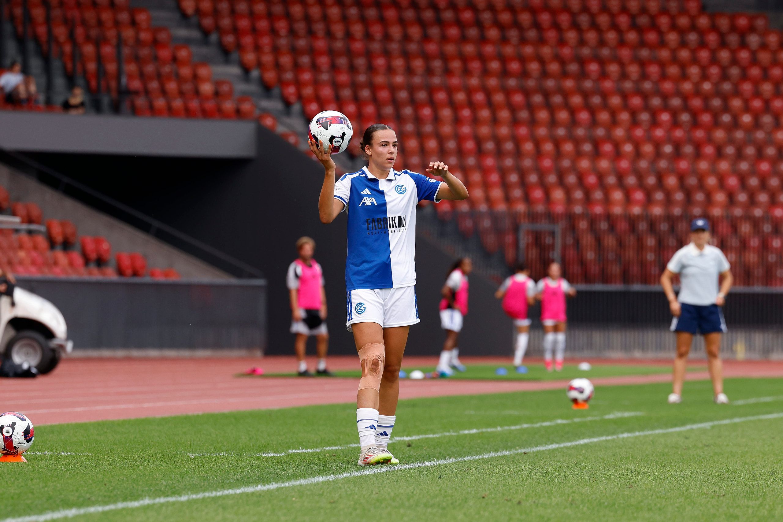 Michelle Storni vom Grasshopper Club Zürich am Ball, beim Spiel gegen den FC Rapperswil-Jona im Stadion Letzigrund.