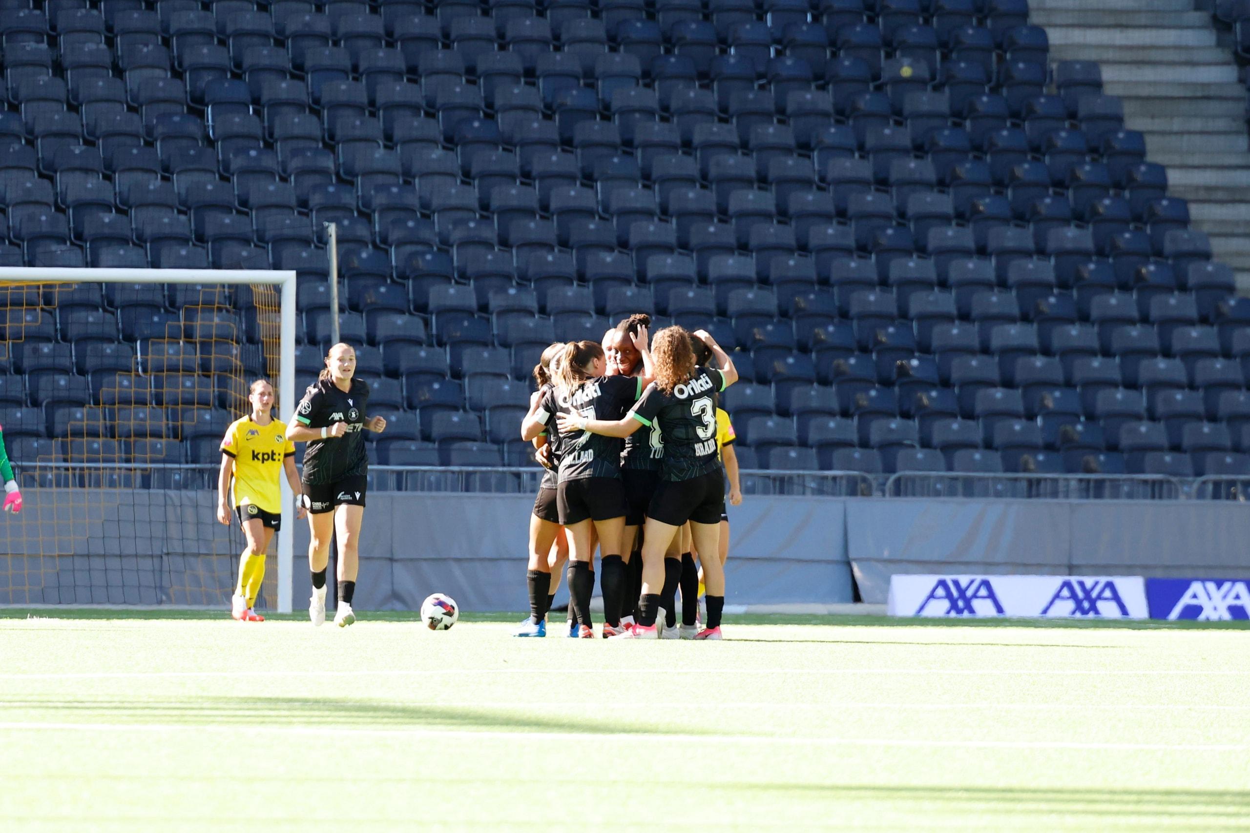 Maeva Sogan feiert mit dem Team von Yverdon Sport Féminin den späten Ausgleich zum 1:1 gegen die YB Frauen im Stadion Wankdorf.