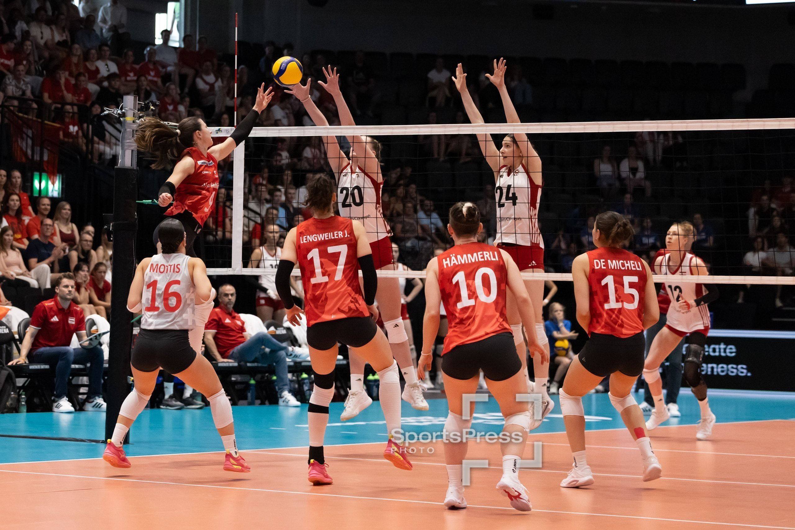 Sarina Wieland von der Schweiz greift gegen Diana Vavrek und Dagmar Hensel aus Österreich an, in der Pilatus Arena in Kriens.
