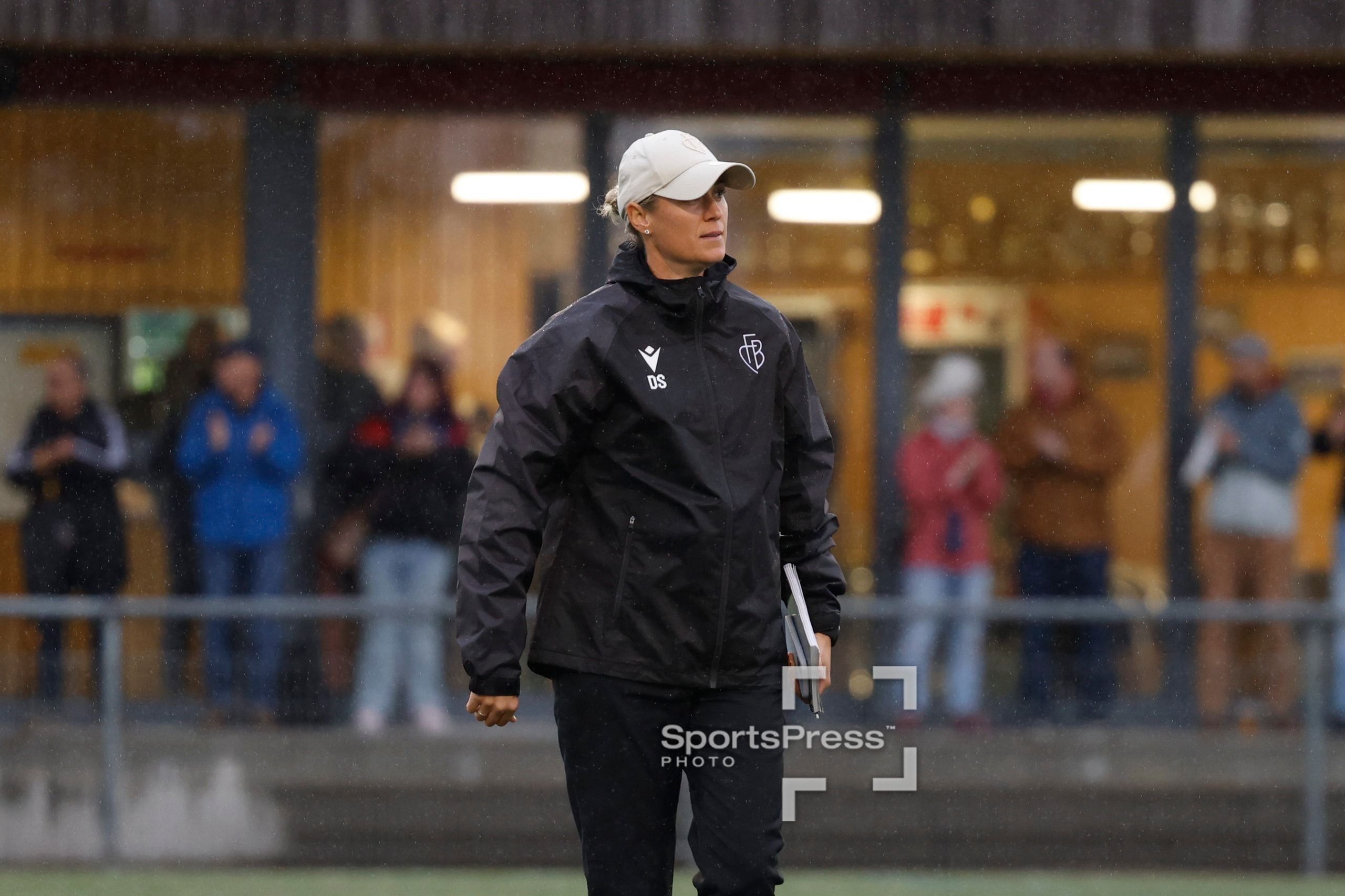 Danique Stein, Trainerin des FC Basel 1893, an der Seitenlinie beim Spiel gegen die FC Aarau Frauen auf der Sportanlage Schachen in Aarau.