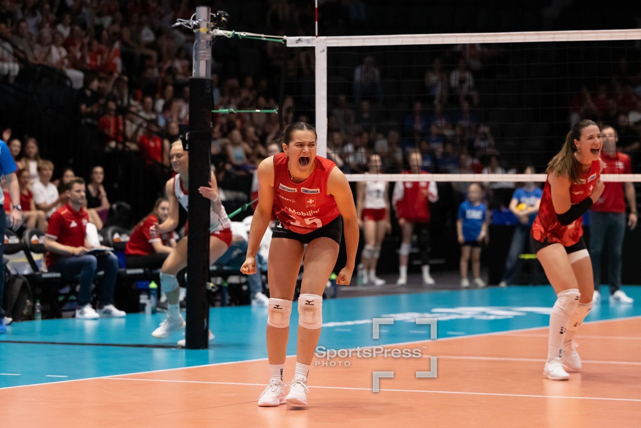 Alix De Micheli von der Schweiz jubelt nach einem Punkt gegen Österreich in der Pilatus Arena in Kriens.