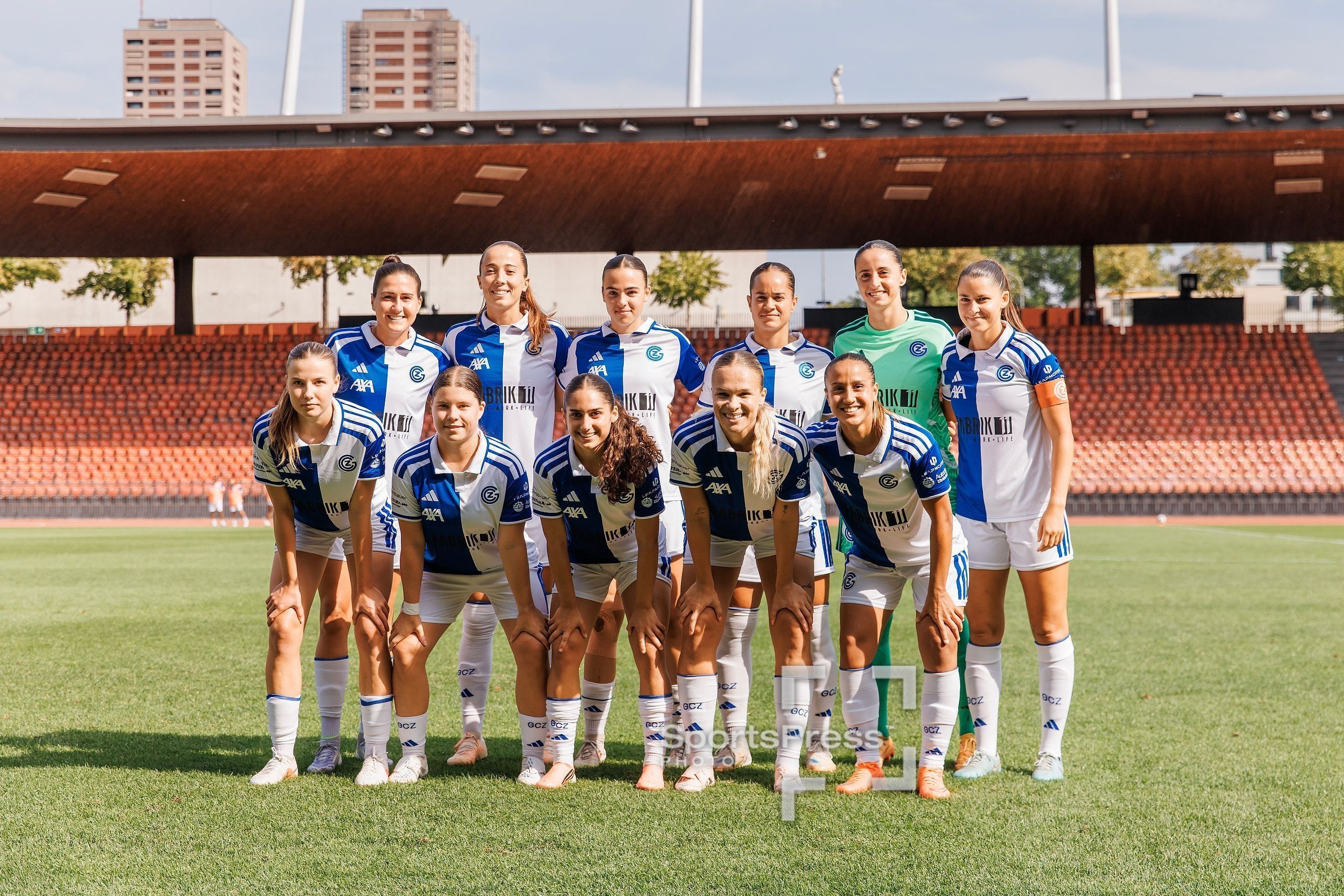 Mannschaftsfoto des Grasshopper Club Zürich vor dem Spiel gegen den FC Rapperswil-Jona im Stadion Letzigrund.
