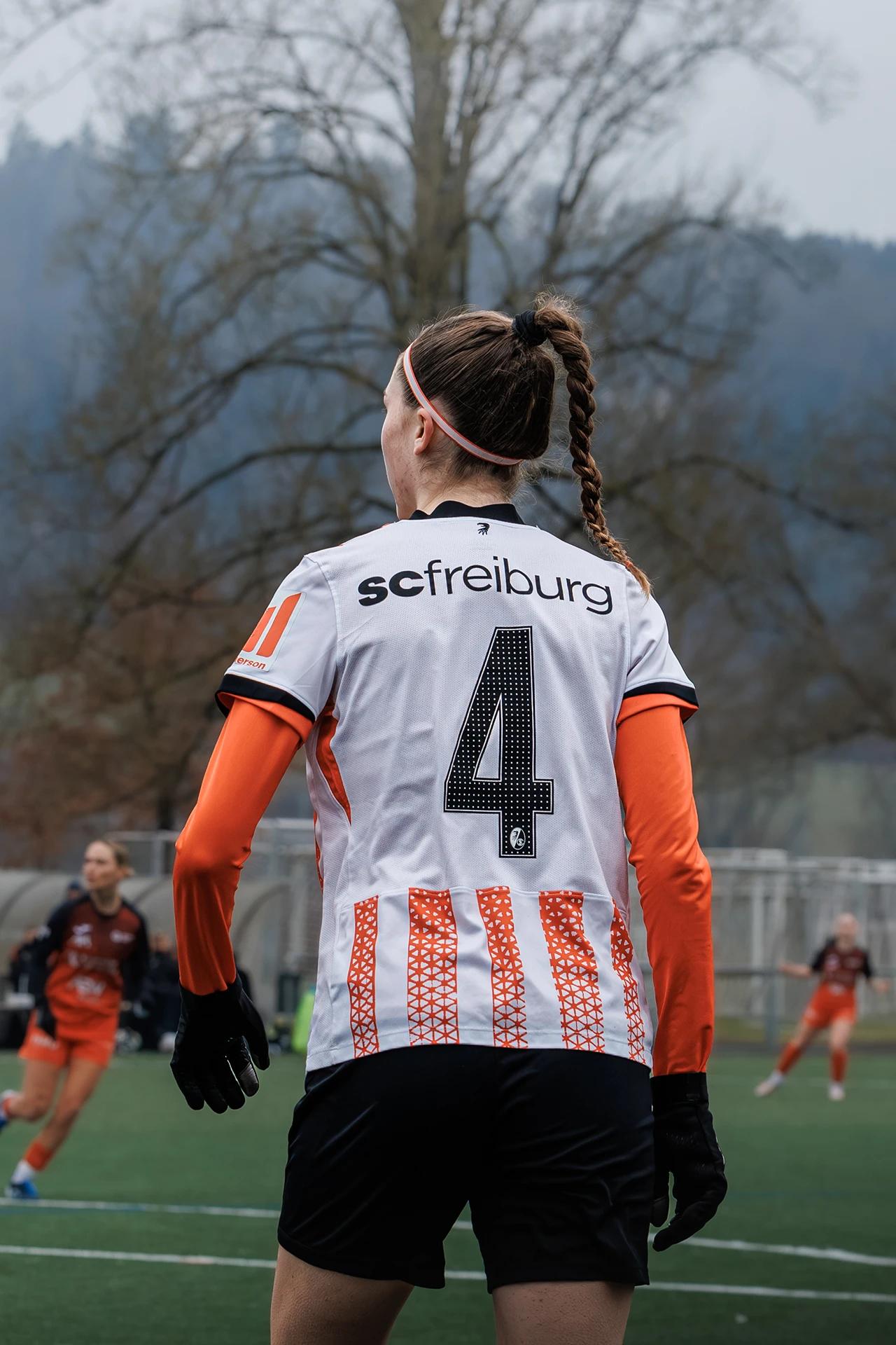 Laura Ernst (SC Freiburg U20) in der Abwehr, Freundschaftsspiel gegen FC Aarau Frauen.