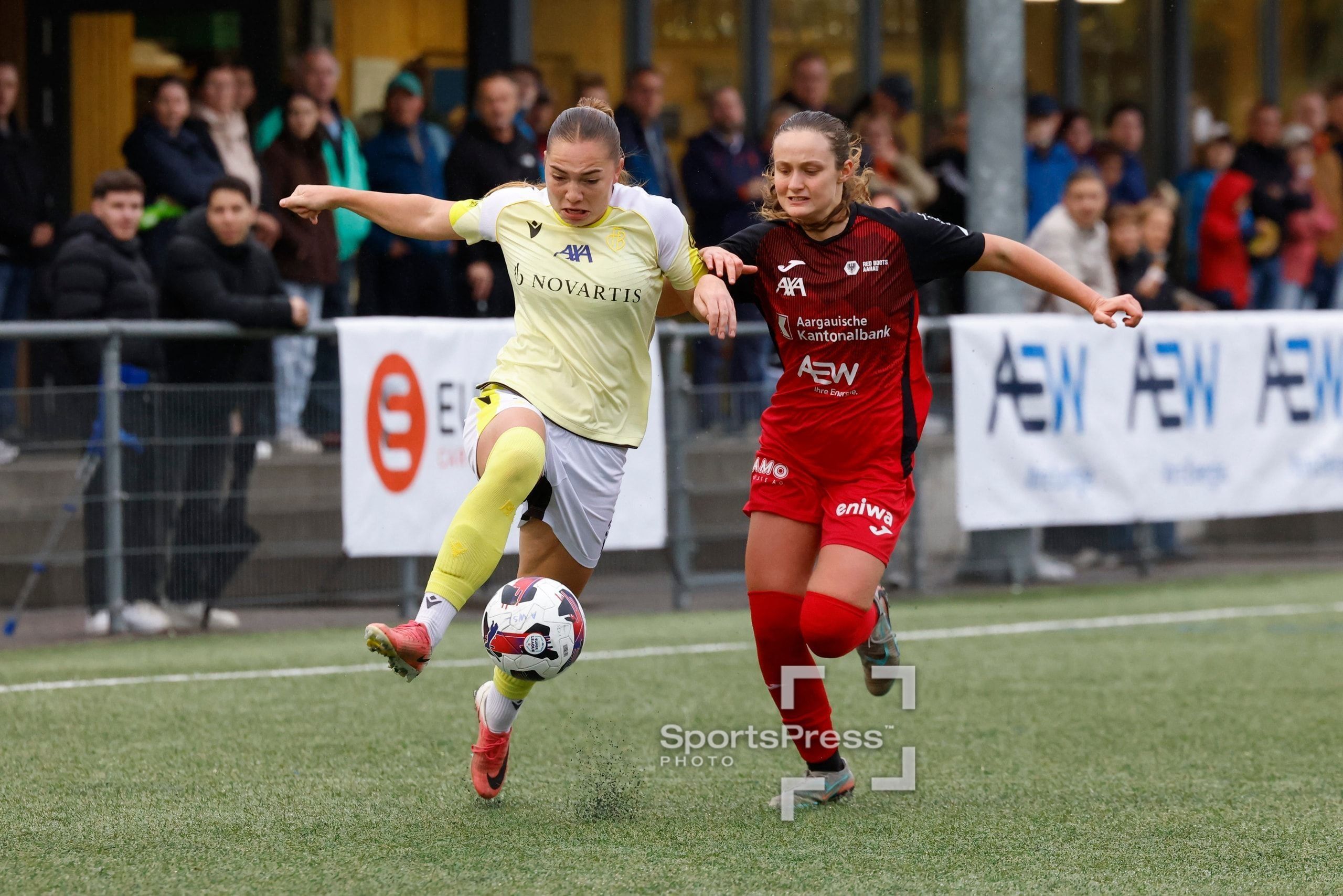 Alisa Arthur vom FC Basel 1893 im Zweikampf mit Martina Cocino von den FC Aarau Frauen auf der Sportanlage Schachen in Aarau.