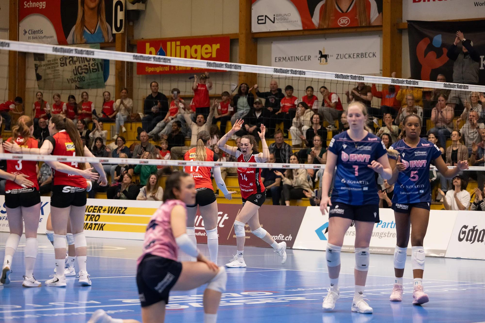 Josipa Marković (VC Kanti Schaffhausen) im Außenangriff, NLA-Playoff-Halbfinale gegen Sm'Aesch Pfeffingen.