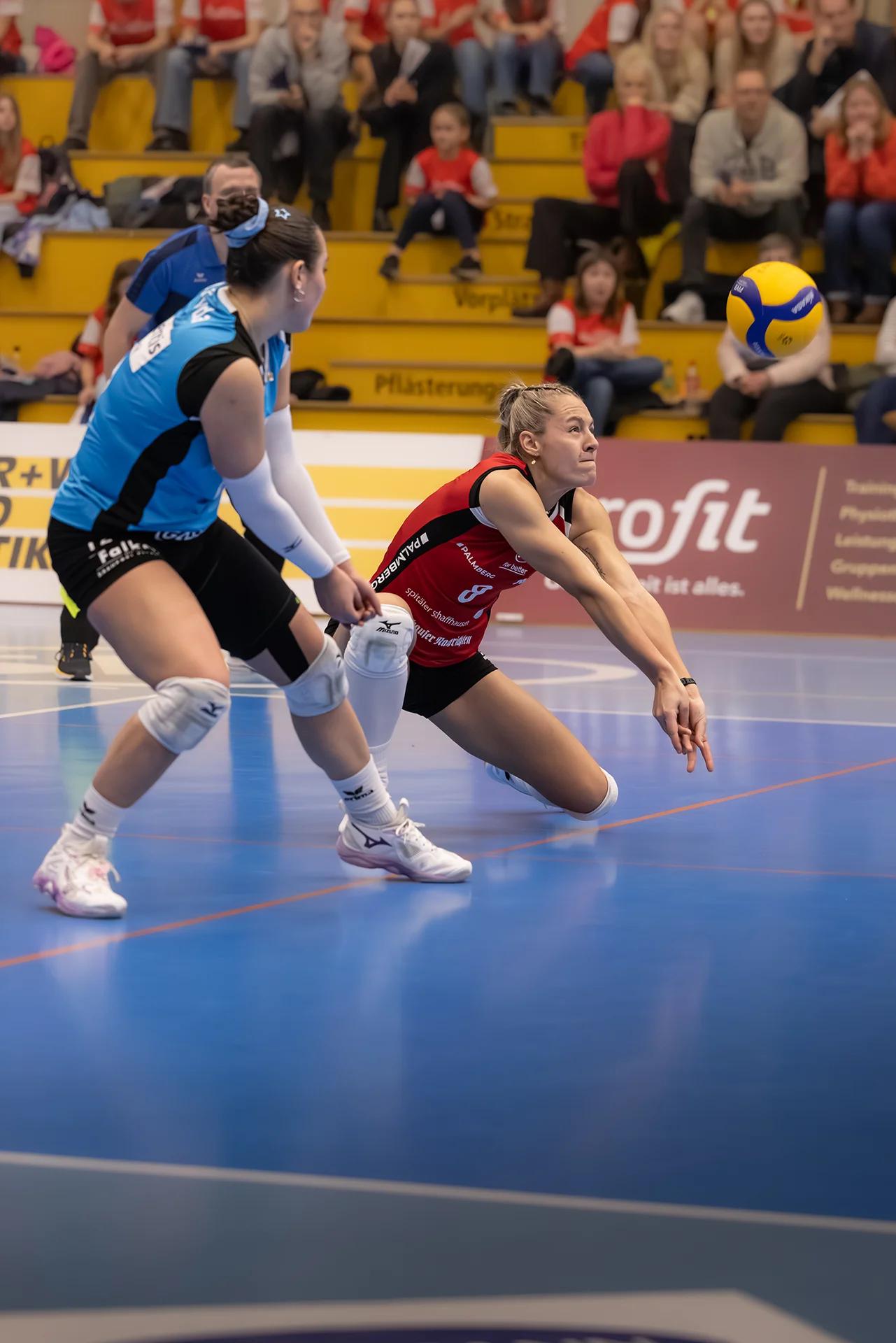Lina-Marie Lieb (VC Kanti Schaffhausen) im Außenangriff, NLA-Frauen-Spiel gegen Viteos NUC.