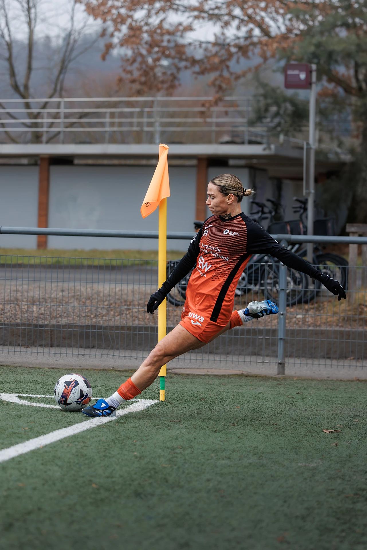 Vanesa Hoti (FC Aarau Frauen) im Mittelfeld, Freundschaftsspiel gegen SC Freiburg U20.