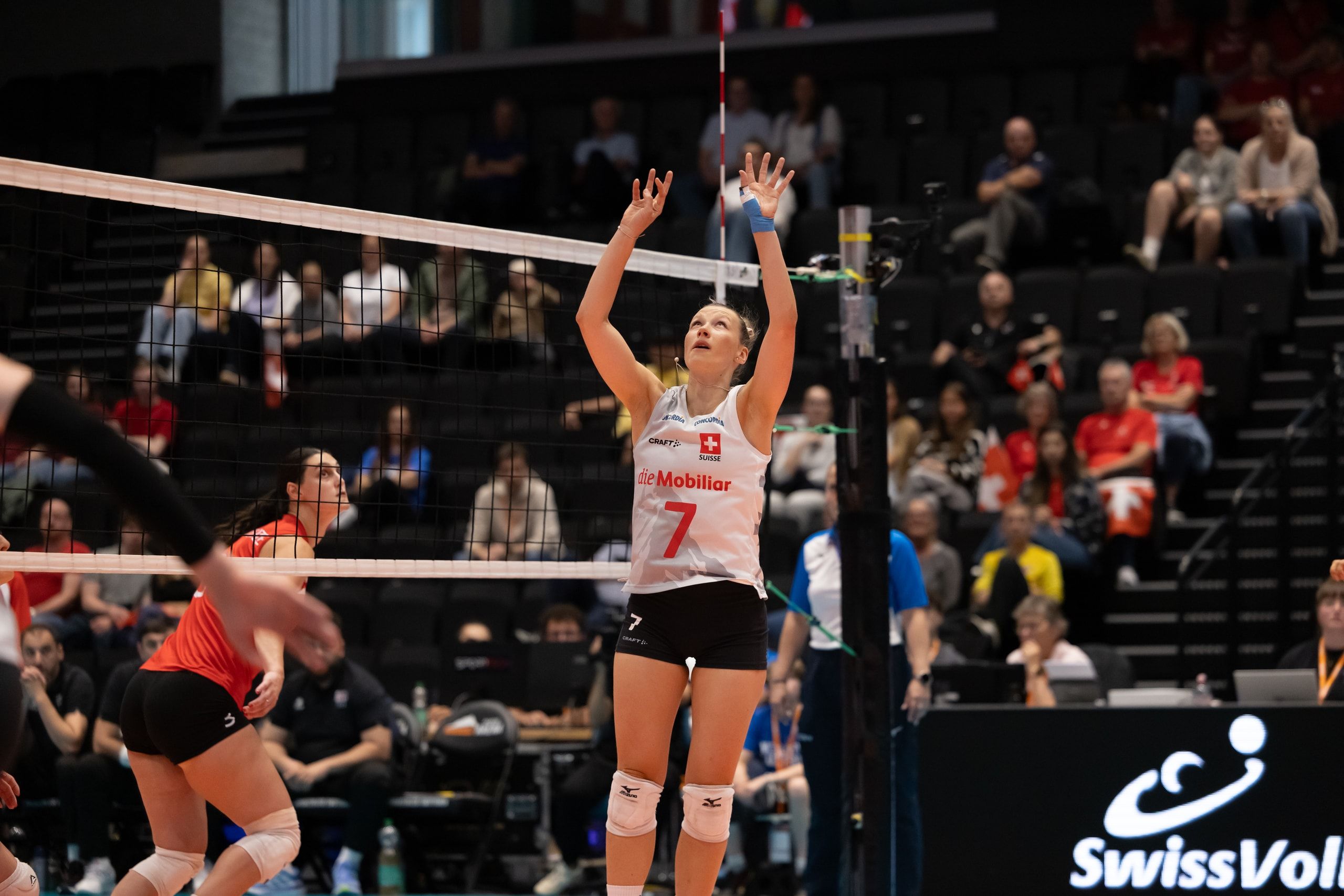 Méline Pierret von der Schweiz am Ball, beim Spiel der CEV Volleyball European League gegen Georgien in der Pilatus Arena in Kriens.