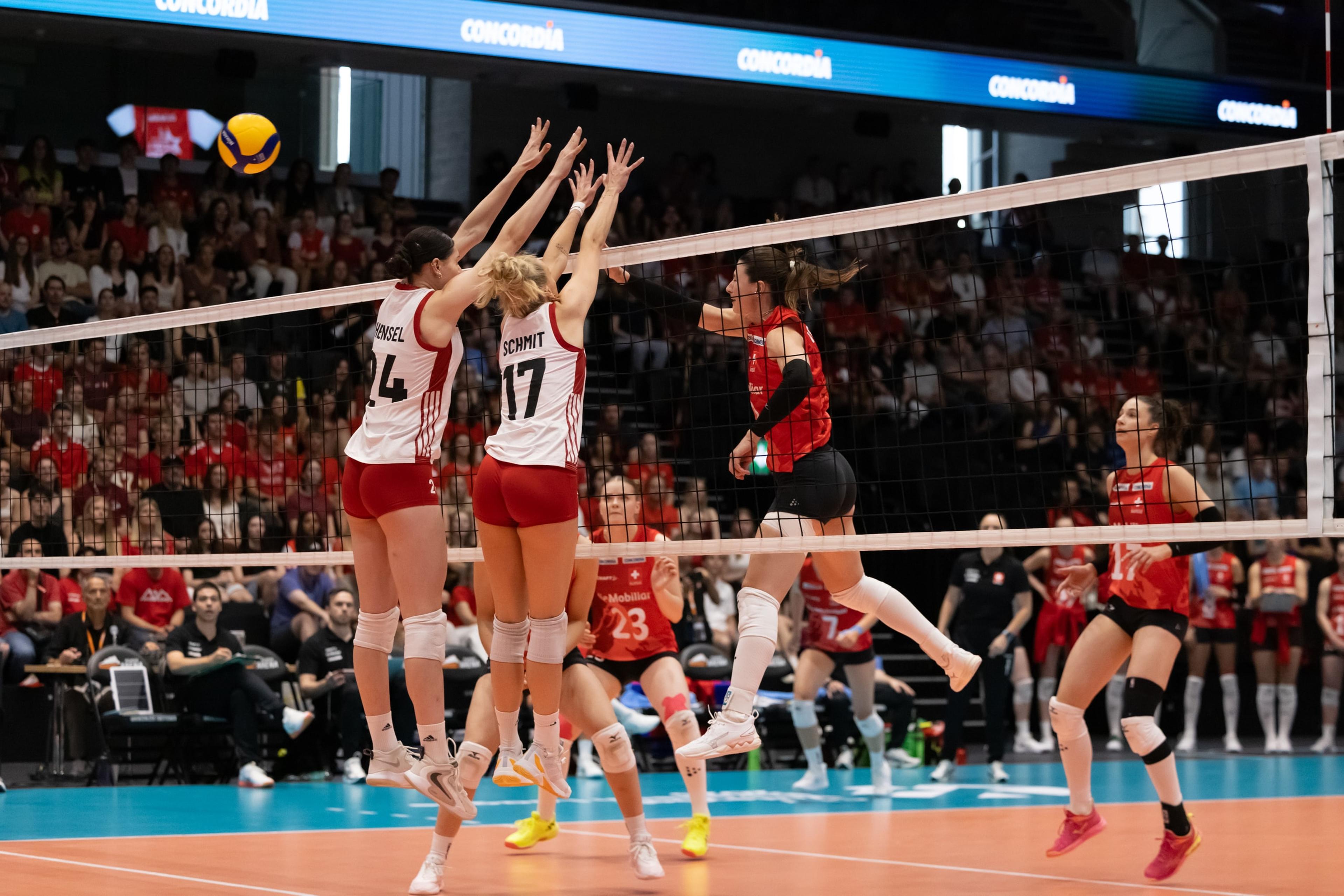 Sarina Wieland von der Schweiz greift gegen den Doppelblock von Dagmar Hensel und Dana Schmit aus Österreich an, beim Spiel der CEV Volleyball European League in der Pilatus Arena in Kriens.