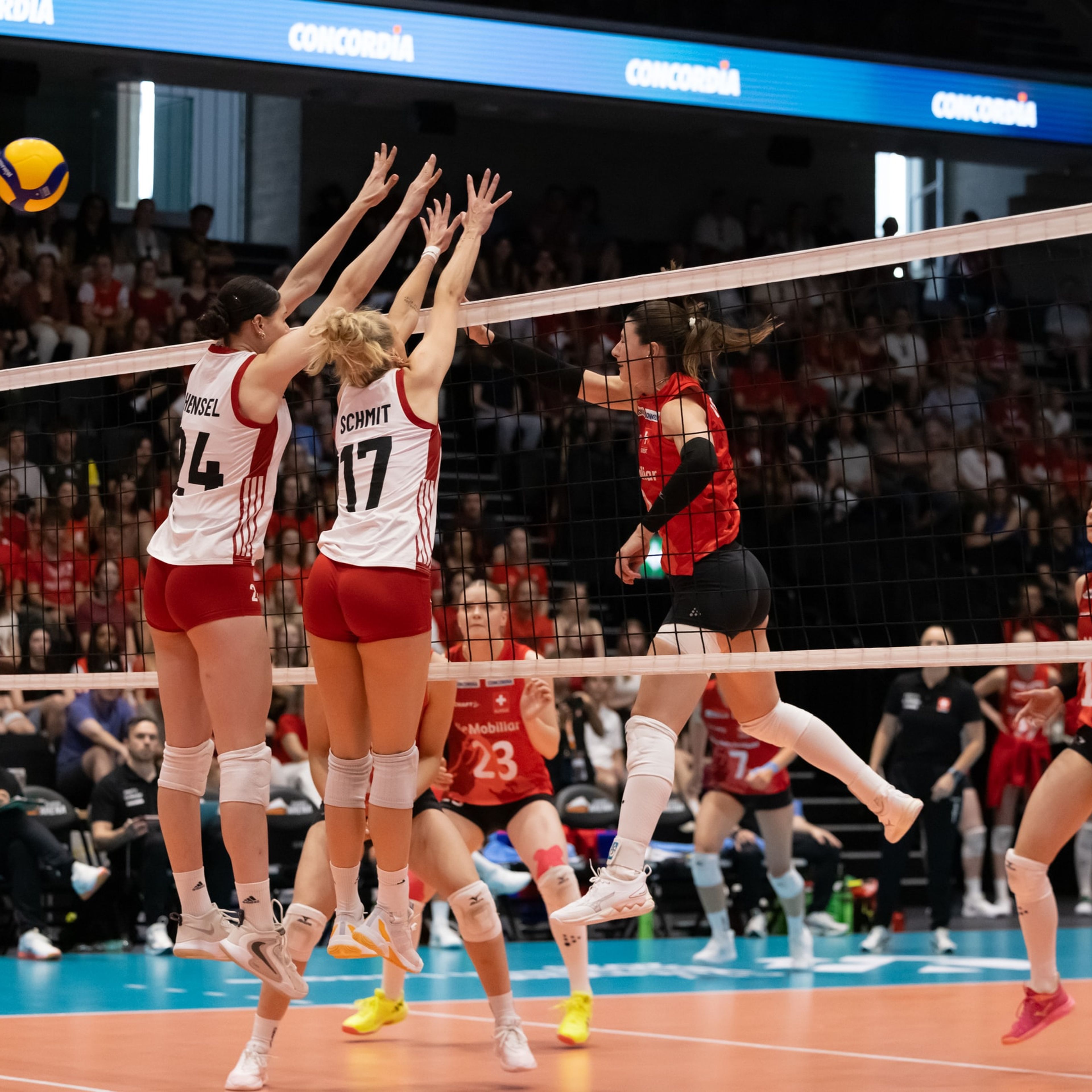 Sarina Wieland von der Schweiz greift gegen den Doppelblock von Dagmar Hensel und Dana Schmit aus Österreich an, beim Spiel der CEV Volleyball European League in der Pilatus Arena in Kriens.