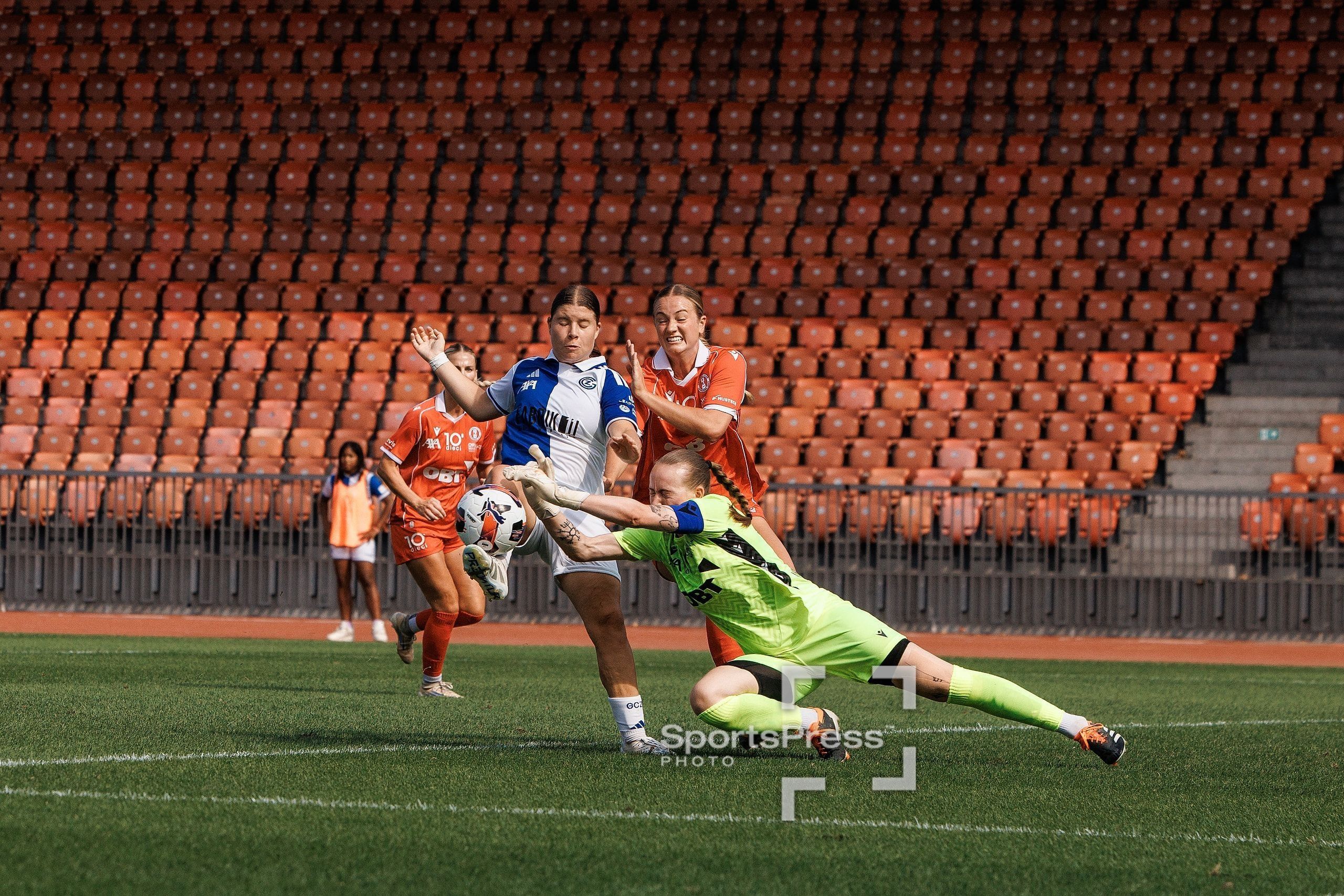 Michelle Storni vom Grasshopper Club Zürich und Lea van Weezenbeek vom FC Rapperswil-Jona, beim Spiel der AXA Women’s Super League im Stadion Letzigrund.