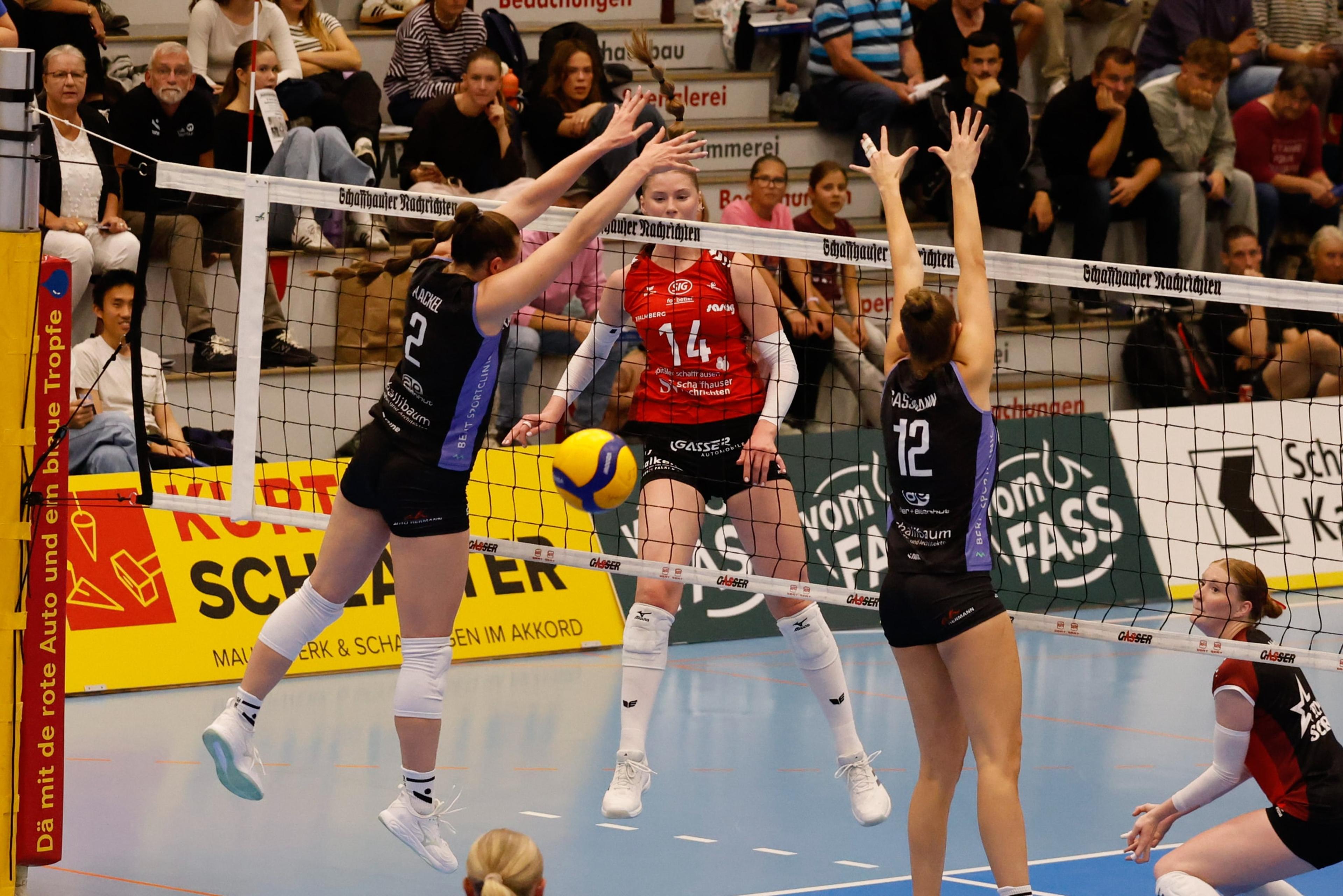 Mia Soerensen vom VC Kanti Schaffhausen greift gegen den Block von Maia Rackel und Laura Gassmann von Raiffeisen Volley Toggenburg an, in der BBC Arena in Schaffhausen.
