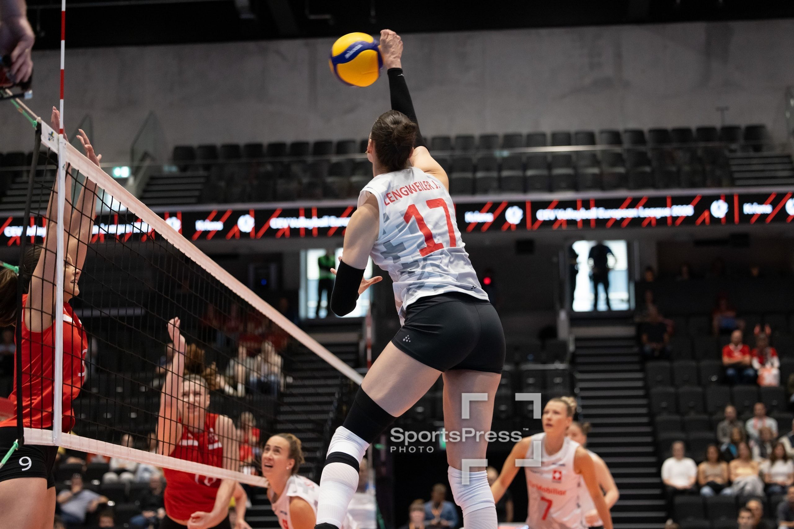 Julie Lengweiler von der Schweiz im Angriff, beim Spiel der CEV Volleyball European League gegen Georgien in der Pilatus Arena in Kriens.