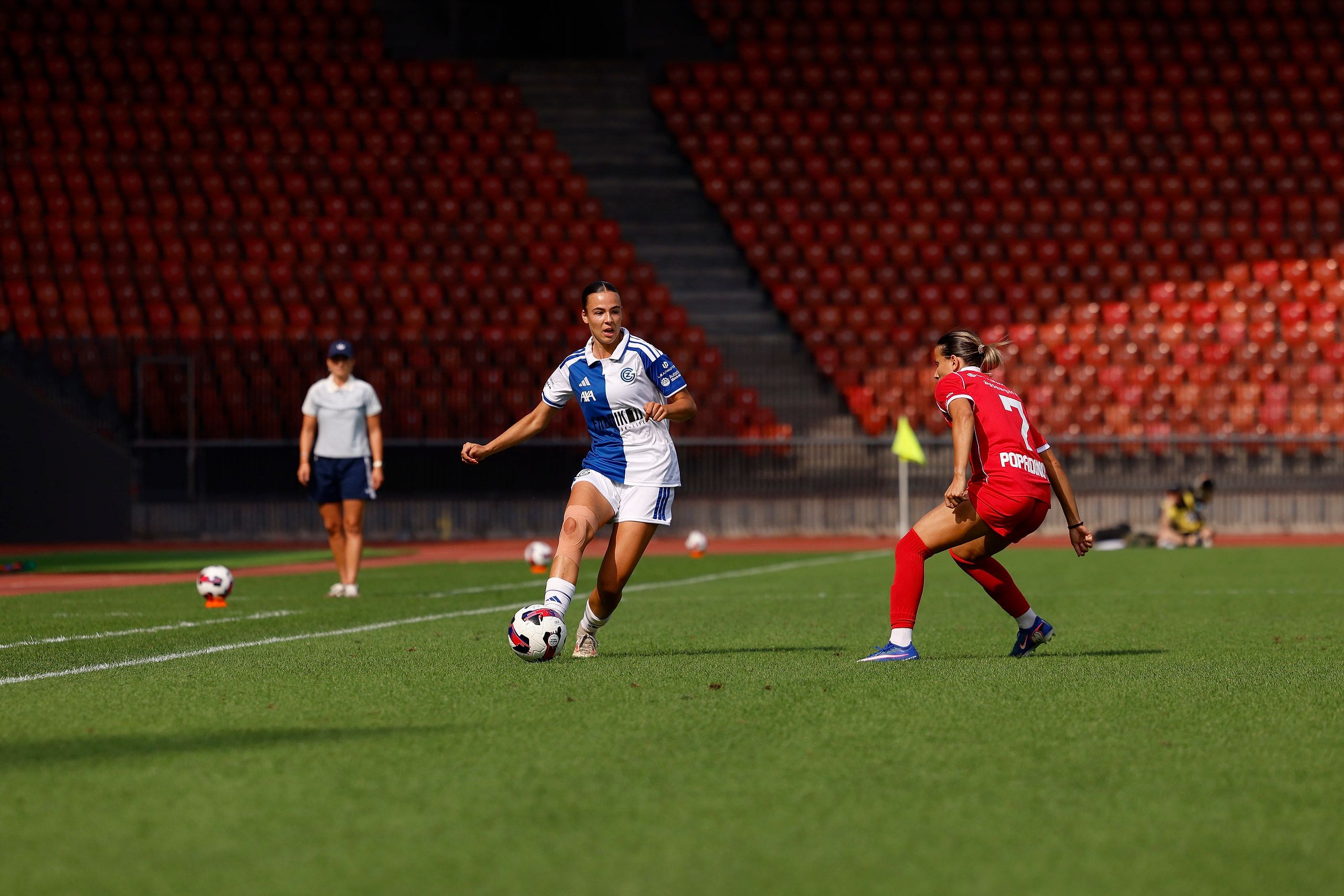 Emma Egli vom Grasshopper Club Zürich am Ball, beim Spiel der AXA Women’s Super League gegen den FC Rapperswil-Jona im Stadion Letzigrund.