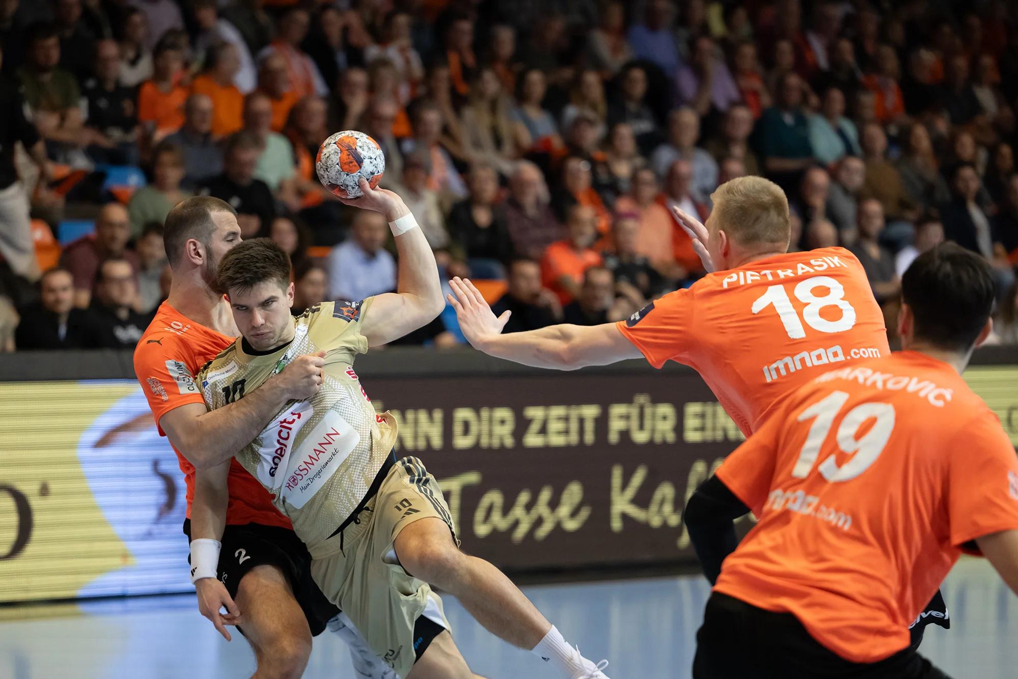 Renars Uscins (TSV Hannover-Burgdorf) im rechten Rückraum, EHF-European-League-Spiel gegen Kadetten Schaffhausen.