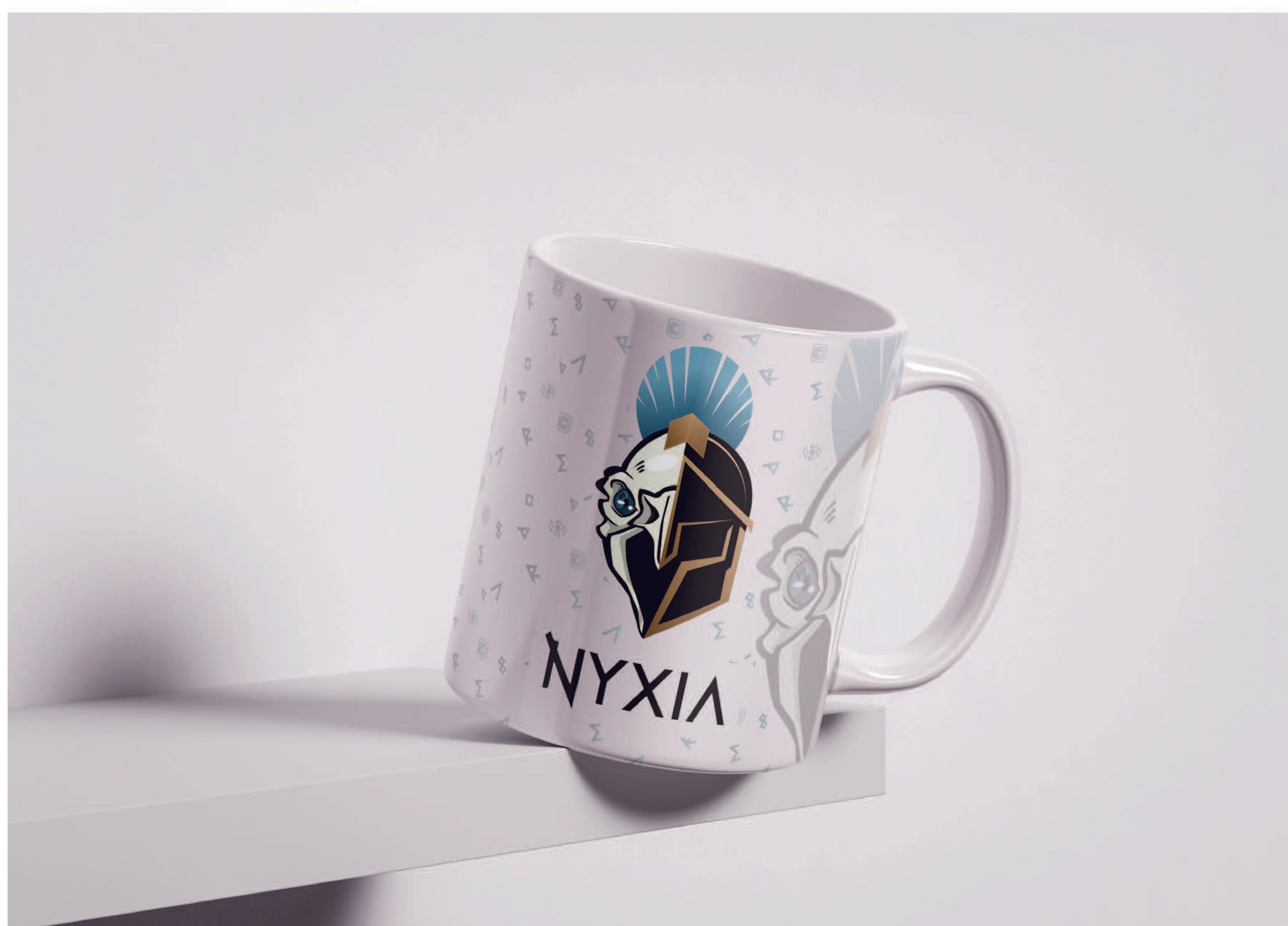 NYXIA-Tasse mit Signet und Glyphen-Muster.