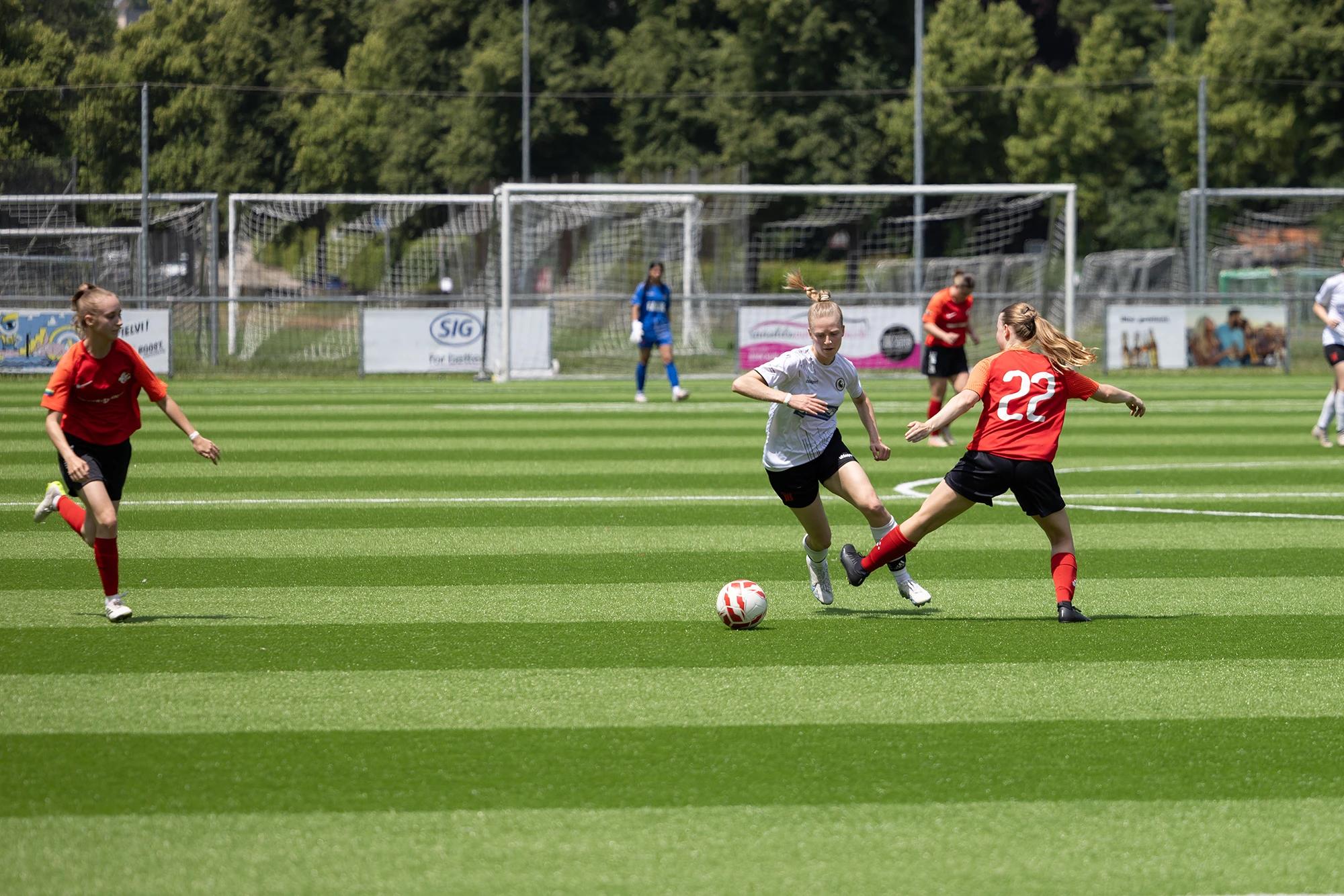 Sportfotografie Damenfußball – Laufduell zwischen Spielvi Schaffhausen und FC Pfäffikon