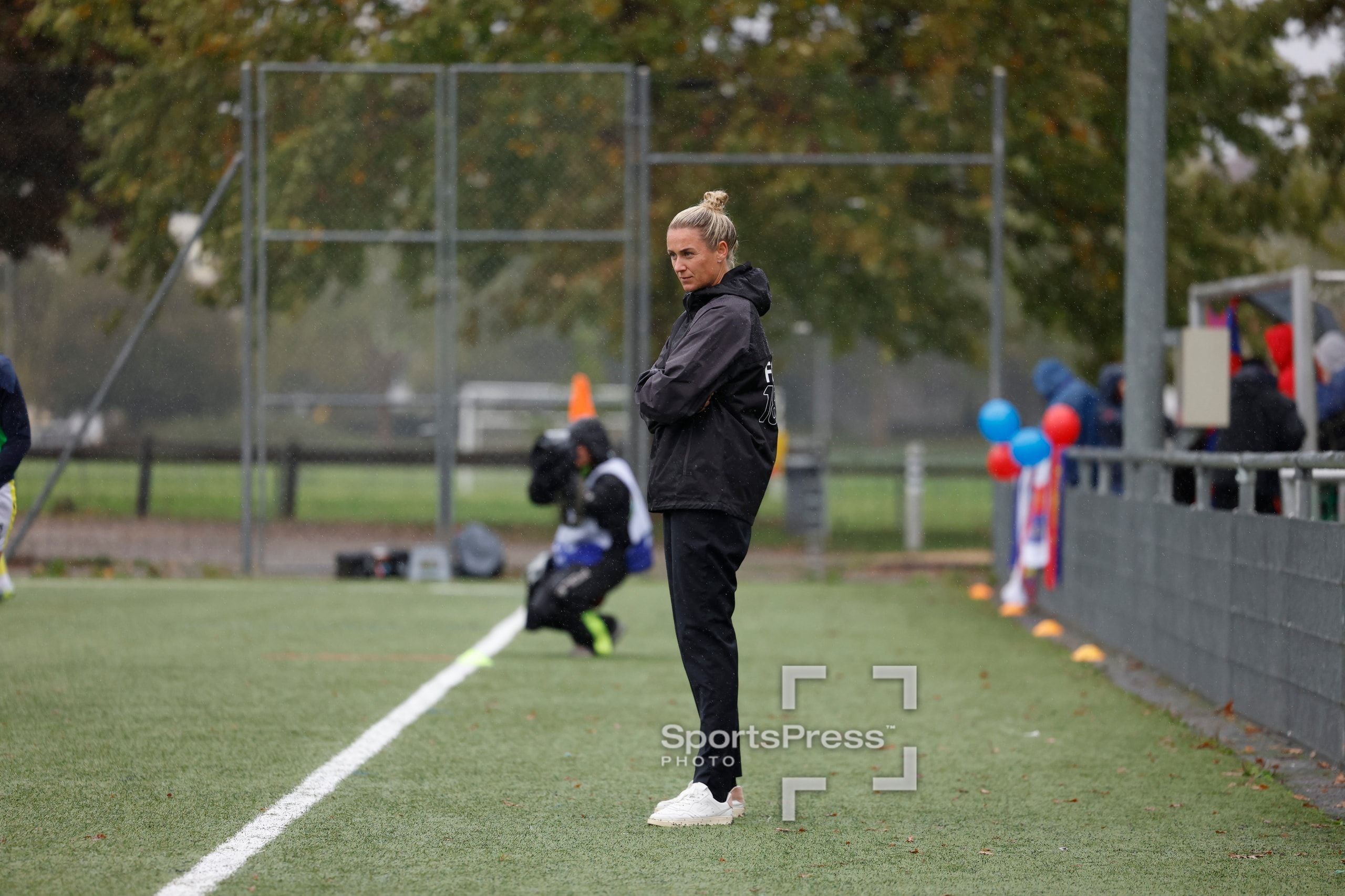 Danique Stein, Trainerin des FC Basel 1893, am Spielfeldrand vor dem Spiel gegen die FC Aarau Frauen auf der Sportanlage Schachen in Aarau.