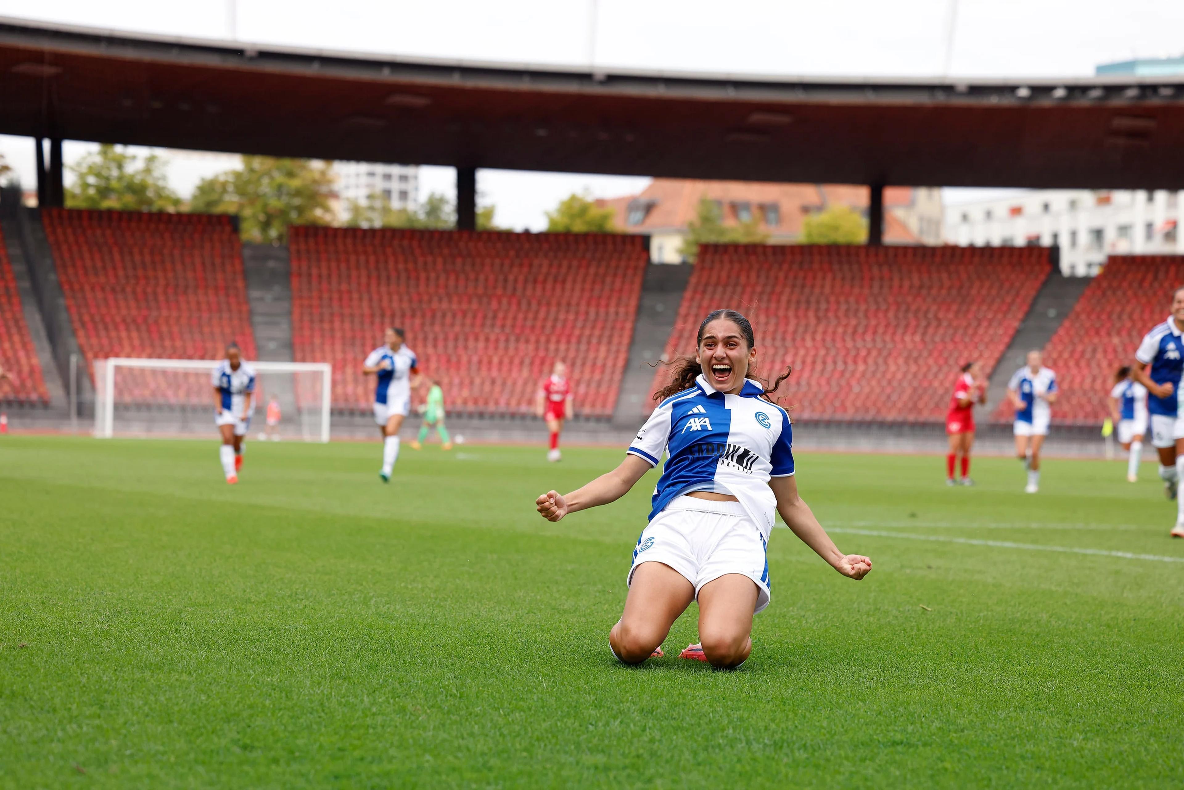 Torjubel von Ilaria Maddaloni (GC Zürich Frauen) mit Knierutsch gegen FC Rapperswil-Jona, Sportfotografie von aLx-design