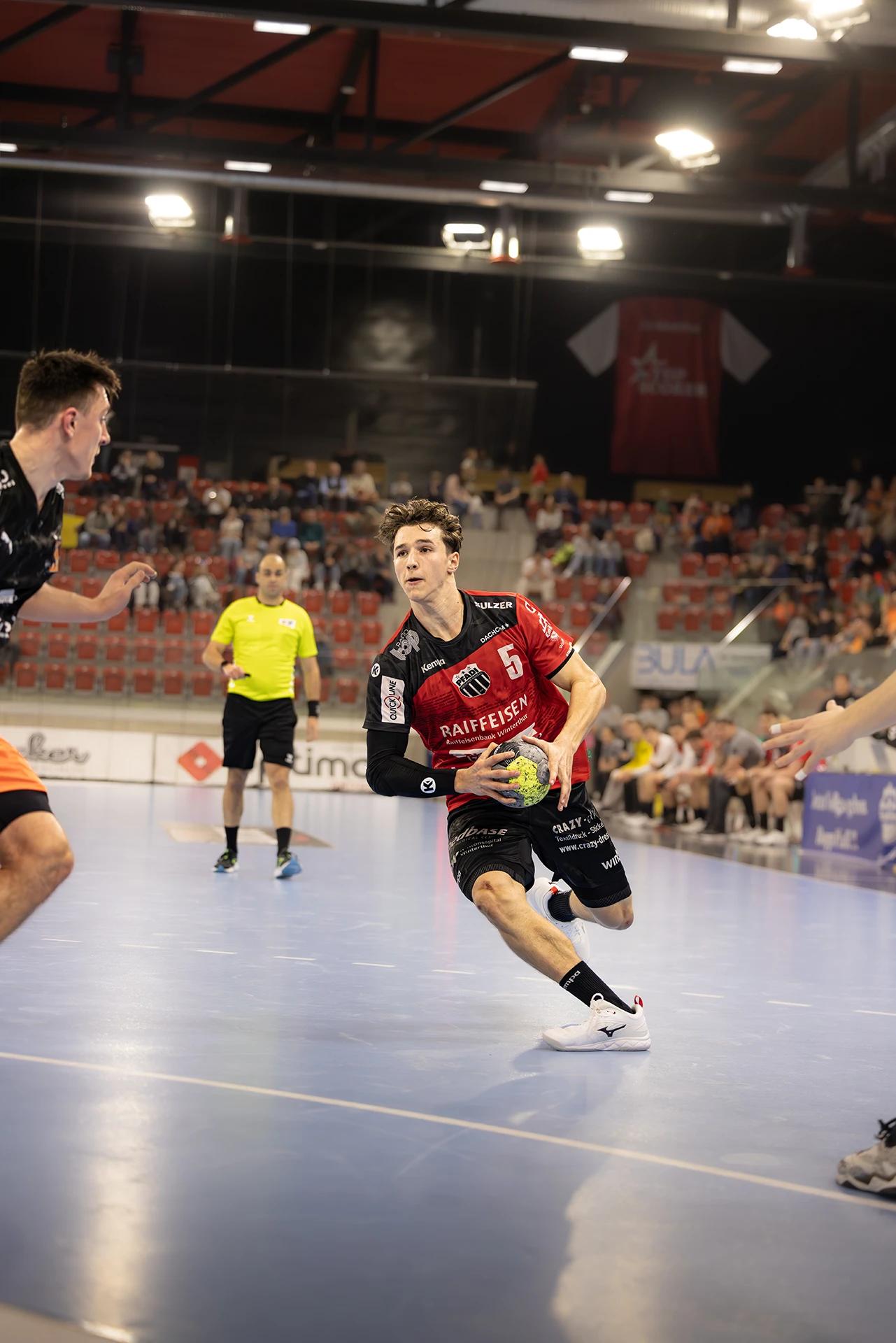 Tiago Cuencas (Pfadi Winterthur) im mittleren Rückraum, QHL-Spiel gegen Kadetten Schaffhausen.