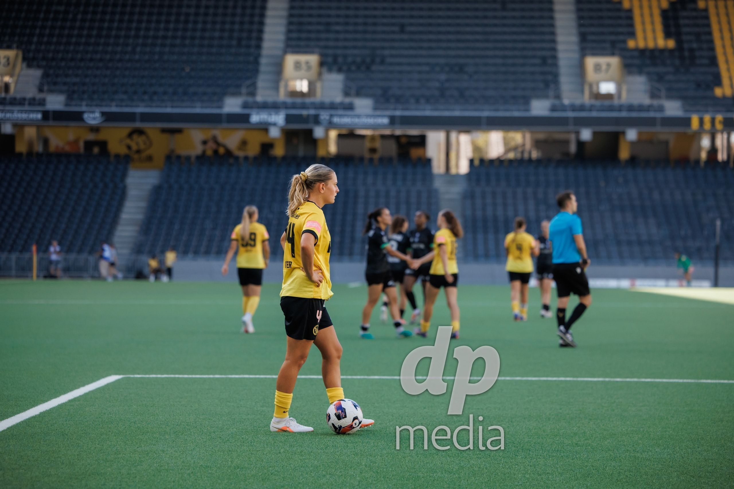 Leonie Köster von den YB Frauen am Ball, beim Spiel gegen Yverdon Sport Féminin im Stadion Wankdorf.