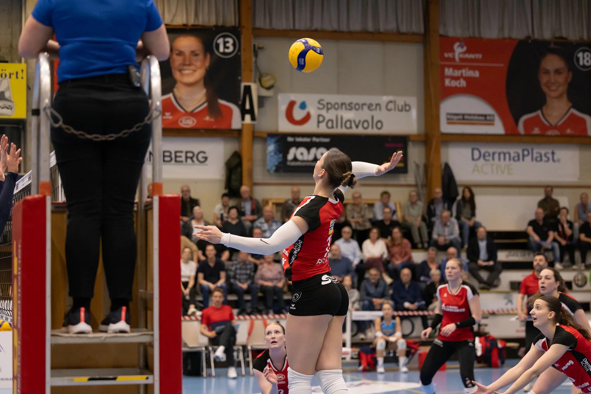Leana Zuvic (VC Kanti Schaffhausen) im Außenangriff, NLA-Playoff-Halbfinale gegen Sm'Aesch Pfeffingen.
