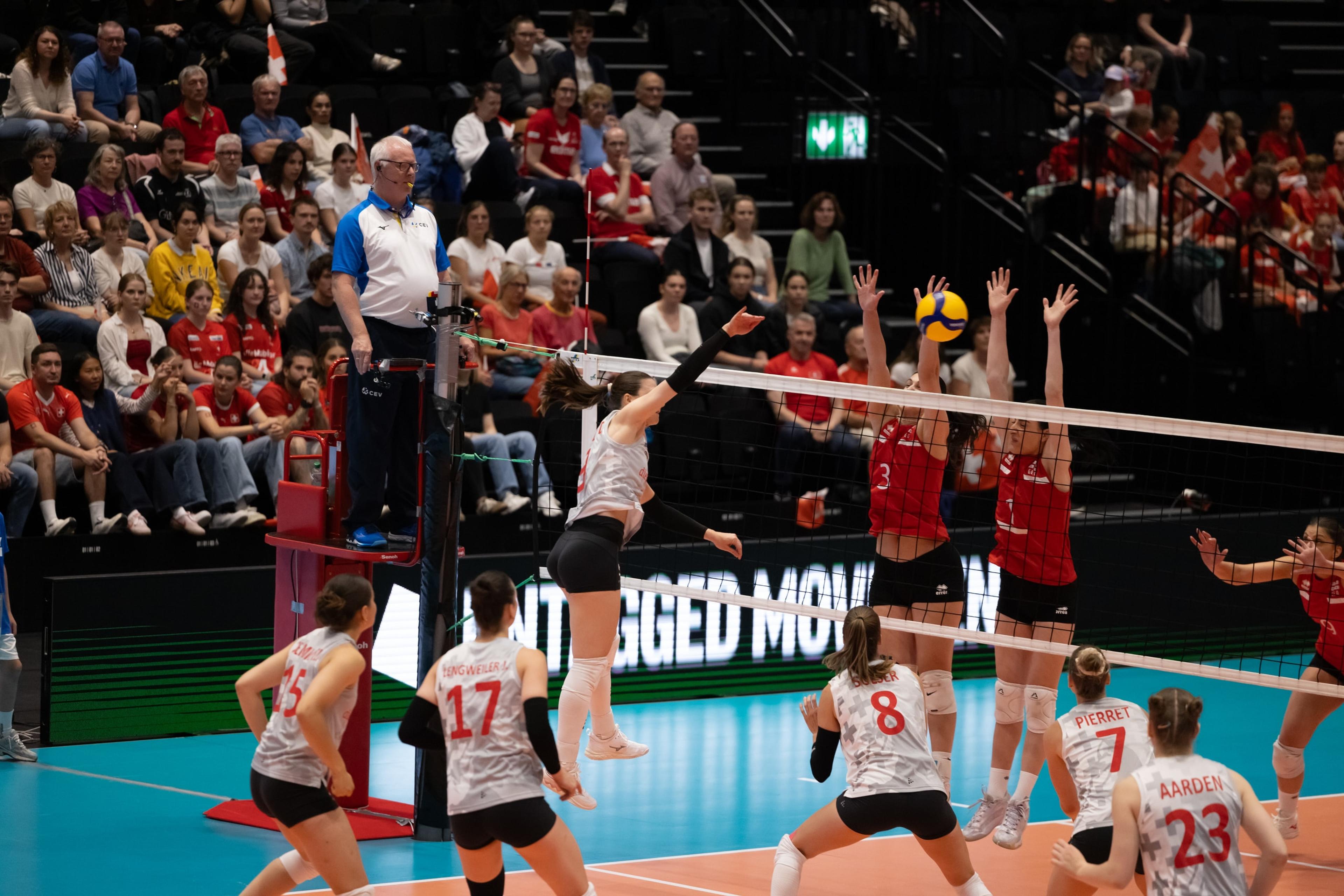 Sarina Wieland von der Schweiz greift gegen den Doppelblock von Ana Tevdoradze und Mariam Gaprindashvili aus Georgien an, in der Pilatus Arena in Kriens.