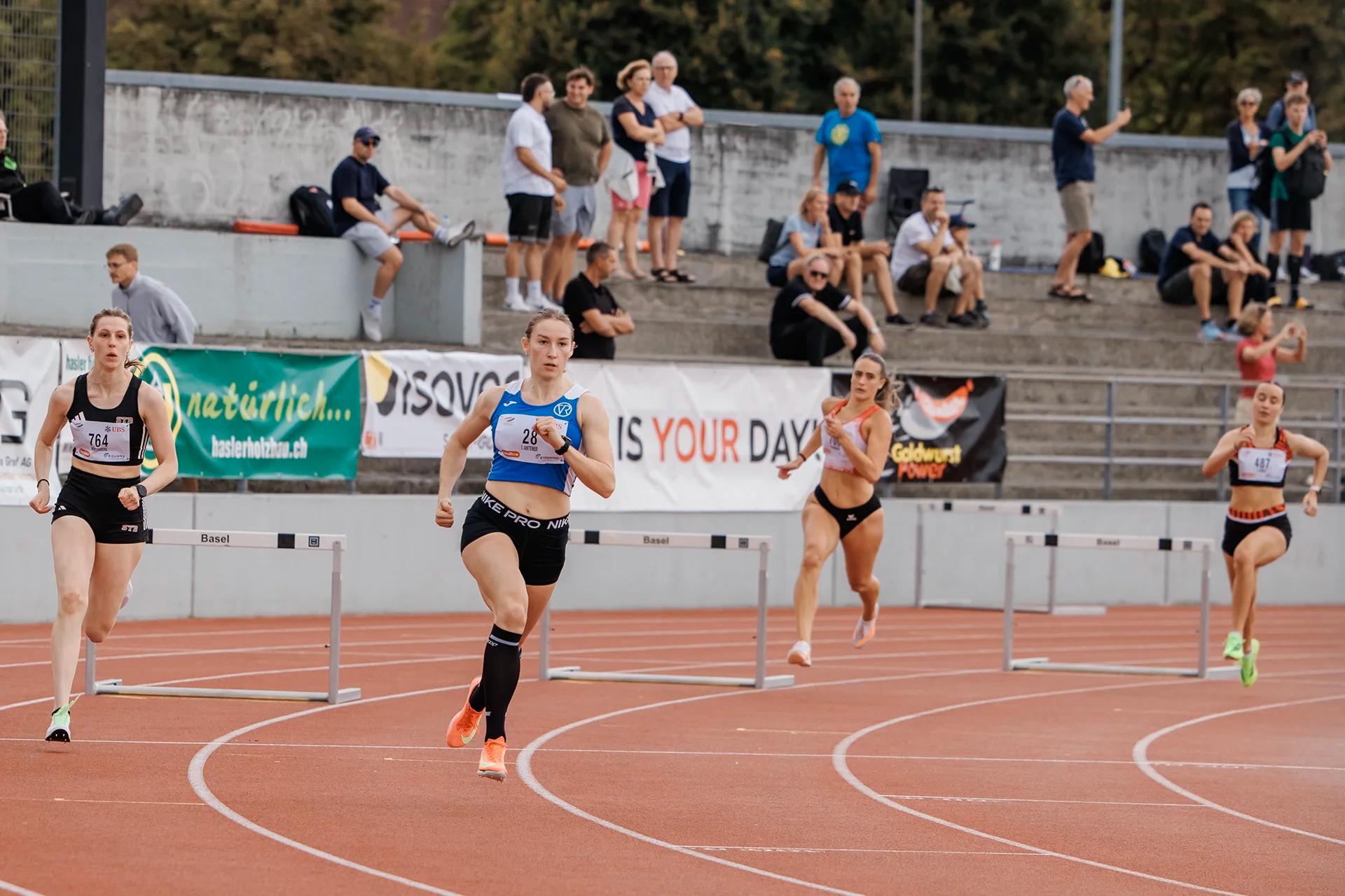 Irina Antener (TV Riehen, Jahrgang 2005) im Vorlauf über 400 m Hürden der U23 Frauen bei den Schweizer Meisterschaften U20/U23 2026 im Stadion Schützenmatte in Basel.