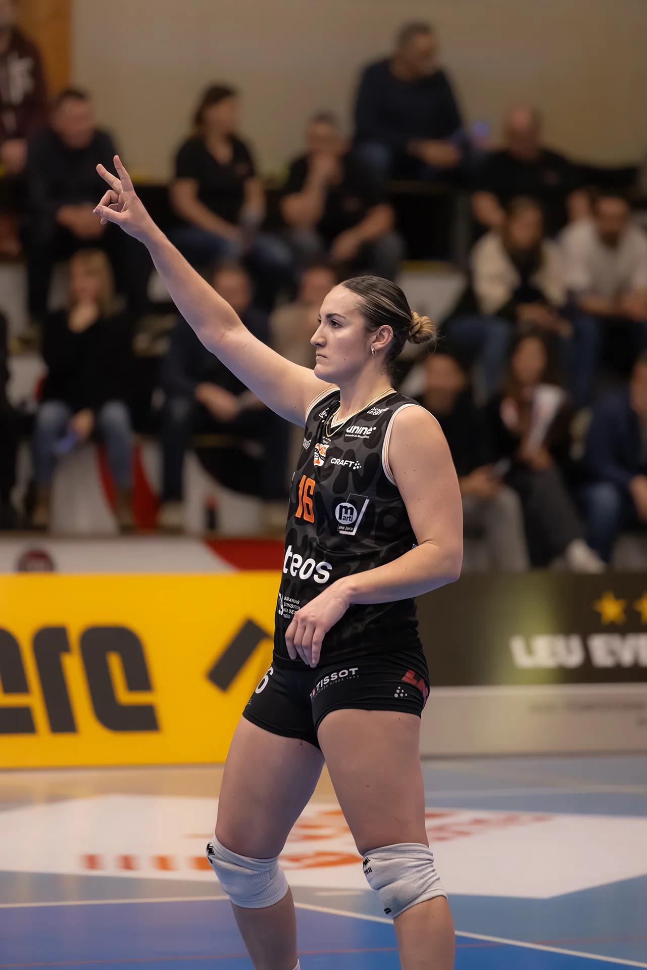 Tia Scambray (Viteos NUC) im Außenangriff, NLA-Frauen-Spiel gegen VC Kanti Schaffhausen.