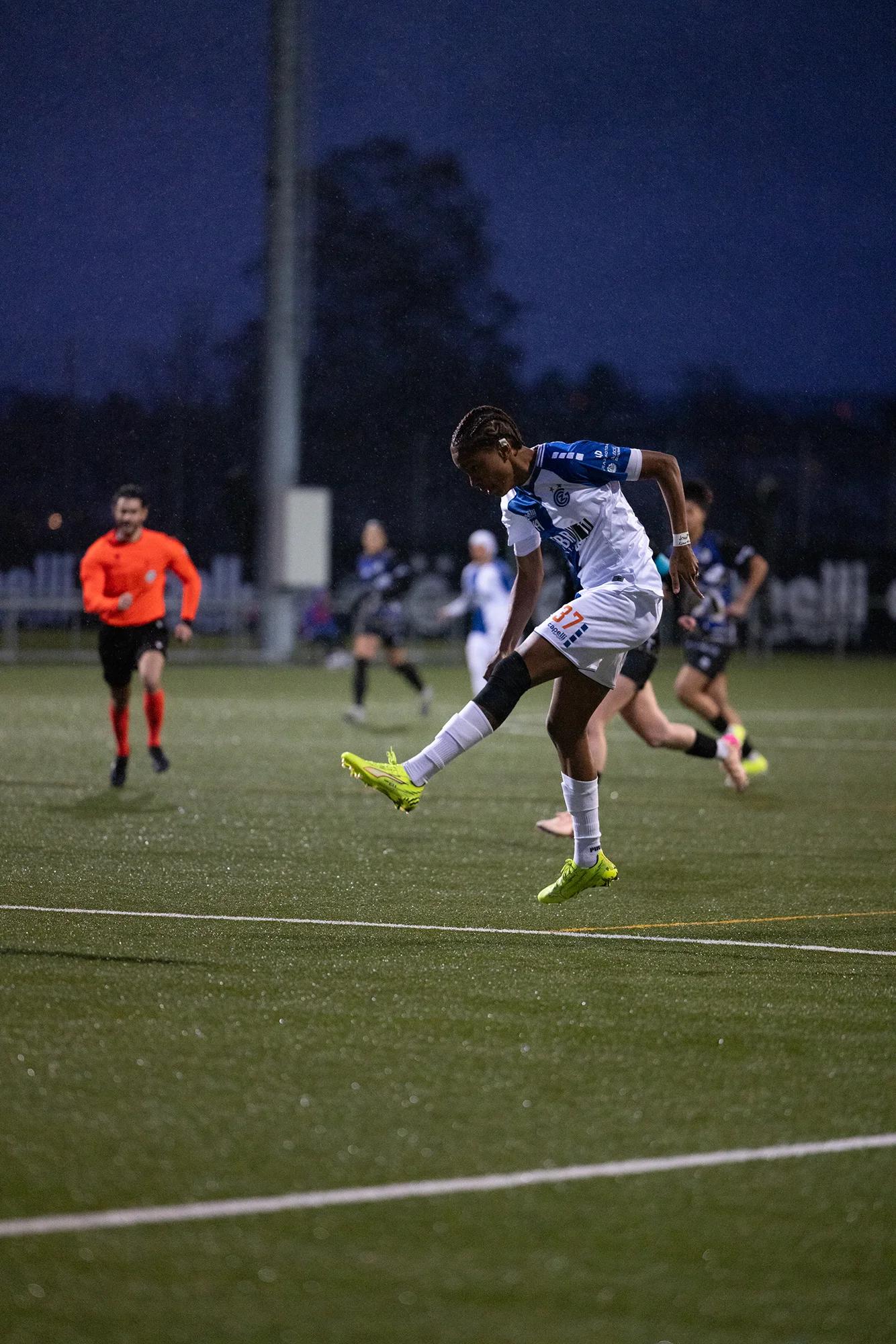 Sury Lamontana Charon (GC Zürich) im Angriff, AXA-Women’s-Super-League-Spiel gegen FC Luzern.
